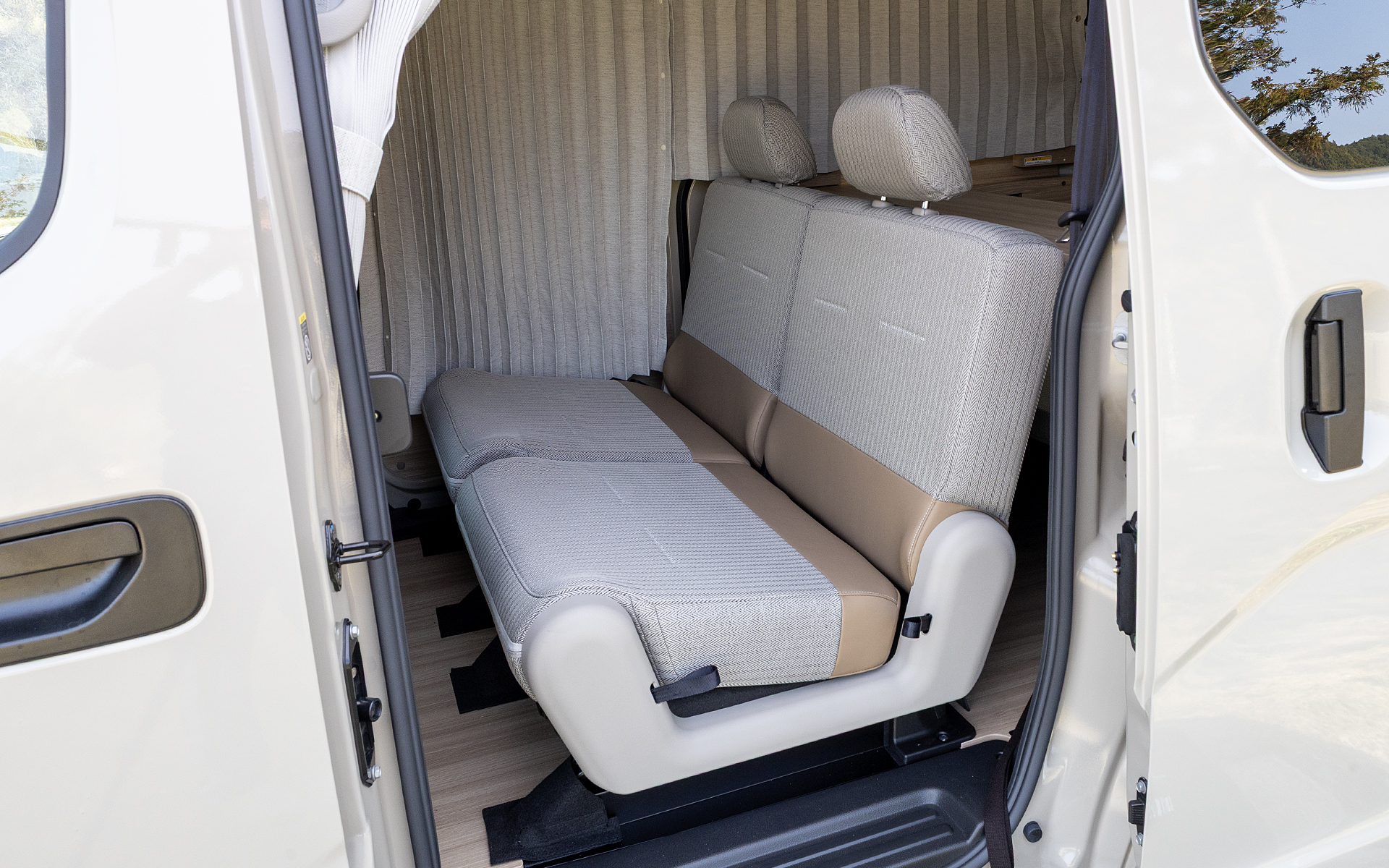 マイルームシリーズの特徴である「2in1シート」は日産のオリジナル。表面と裏面で硬さの異なるクッションパッドを採用。ドライブモードとリビングモード、そしてベッドモードのそれぞれで最適なクッション性になる作りだ