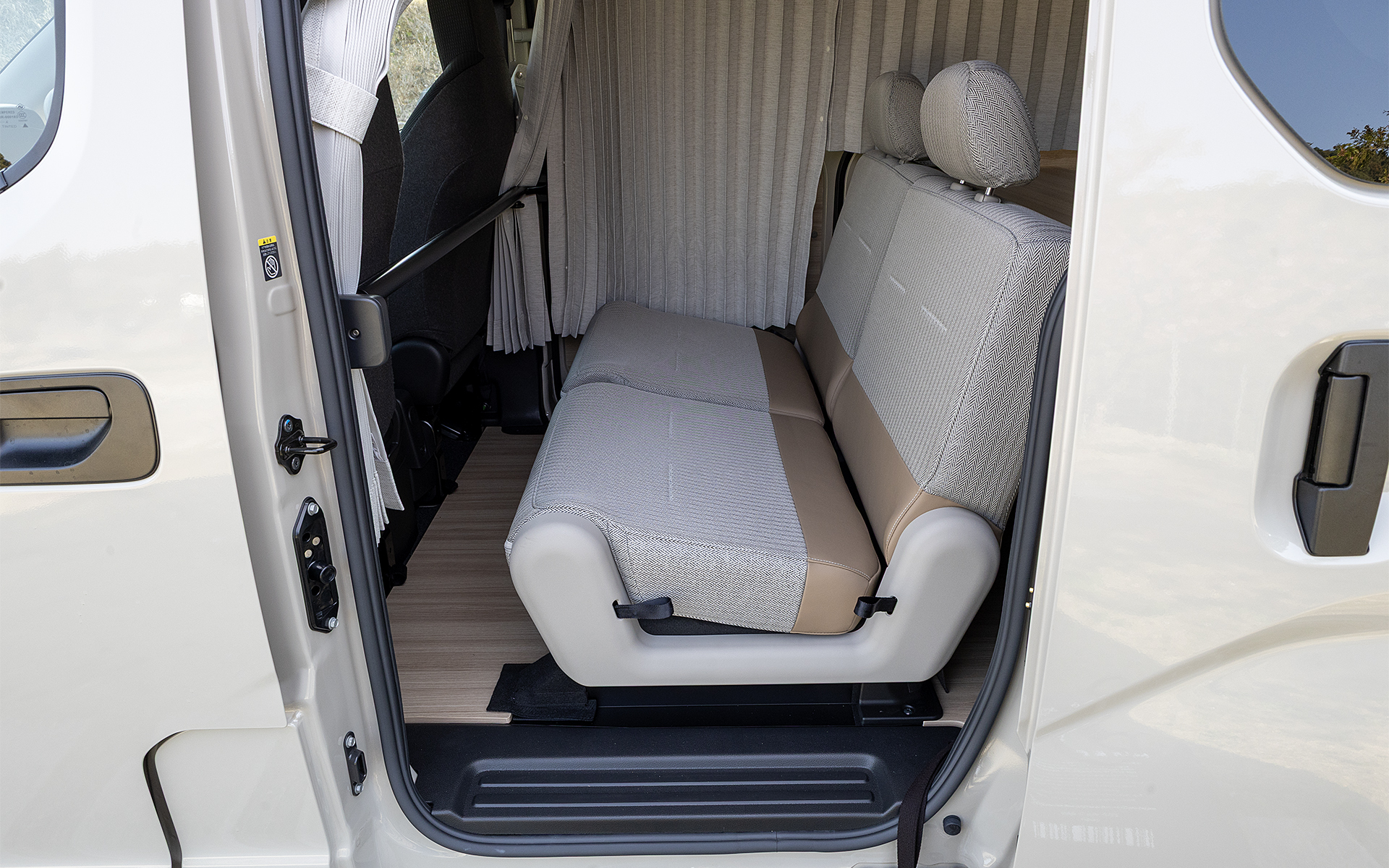 ドライブモード。シートは前後スライドとリクライングが可能