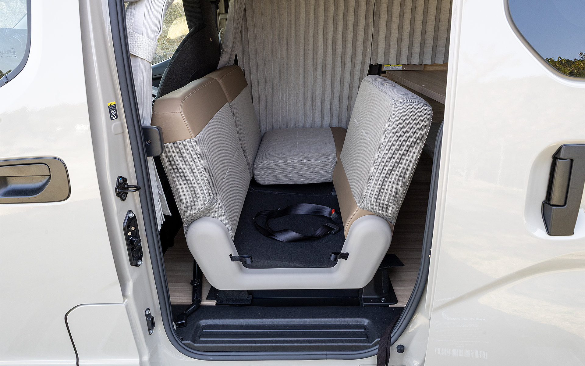 リビングモードにする際は座面を跳ね上げ、スペースに背面だった面を倒す