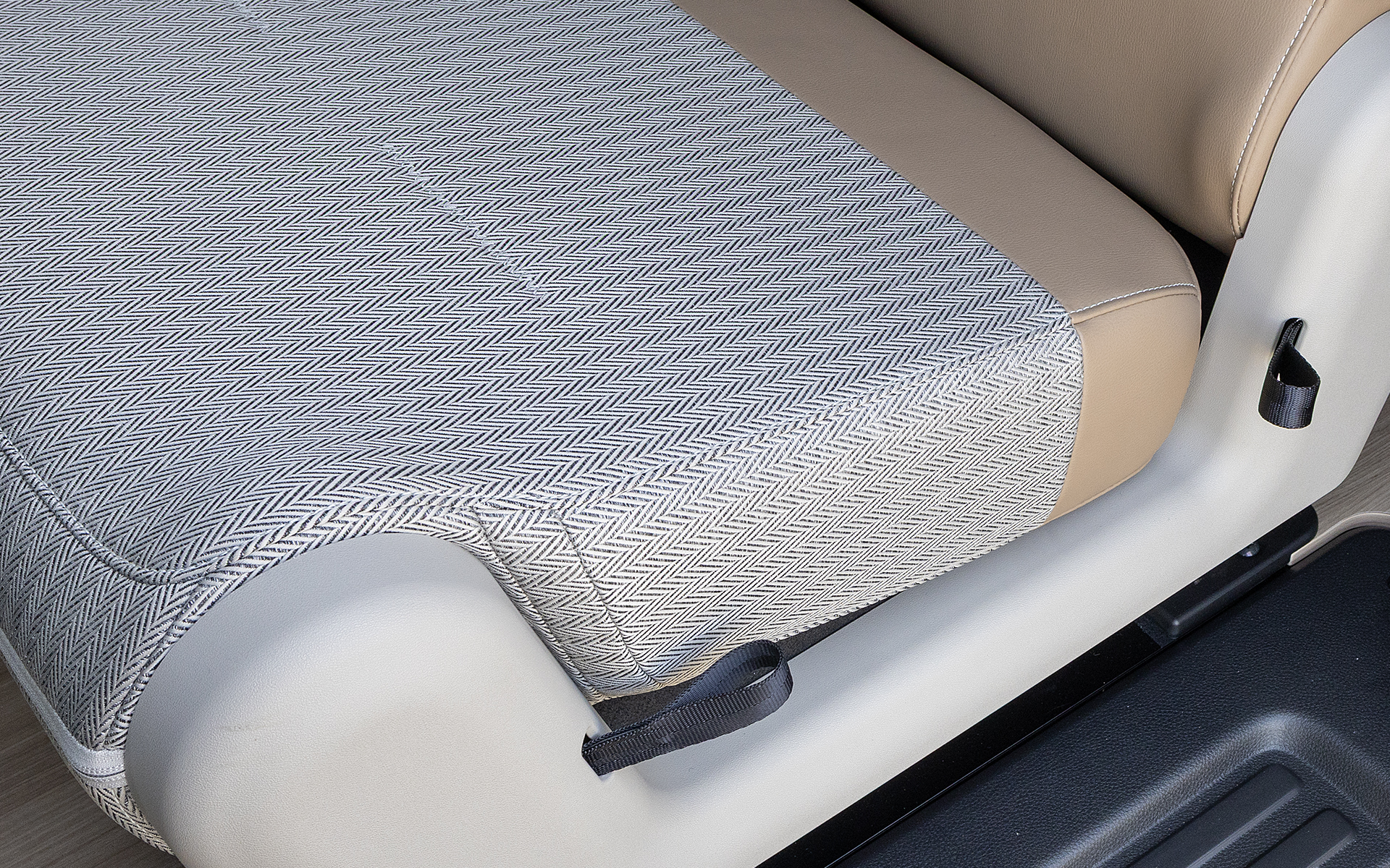 座面の引き上げ操作はストラップを引いて行なう。女性や子供でも操作できるよう軽い力で引けるようになっている