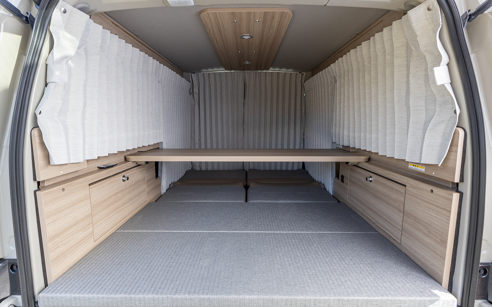 2in1シートを倒して平置きベッドとつなげた状態。ベッド長は1840mm、幅は1200mm