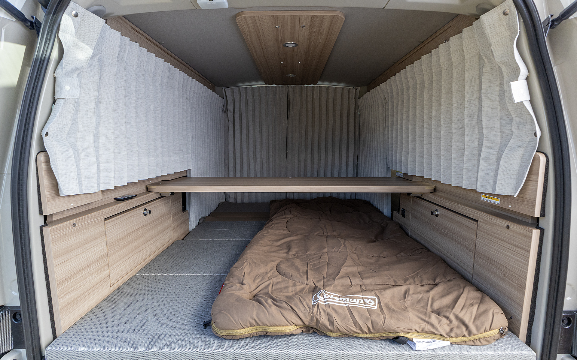 封筒型シュラフを置いてみた。ソロでの利用であれば余裕。広くはないが大人2人でも大丈夫だ