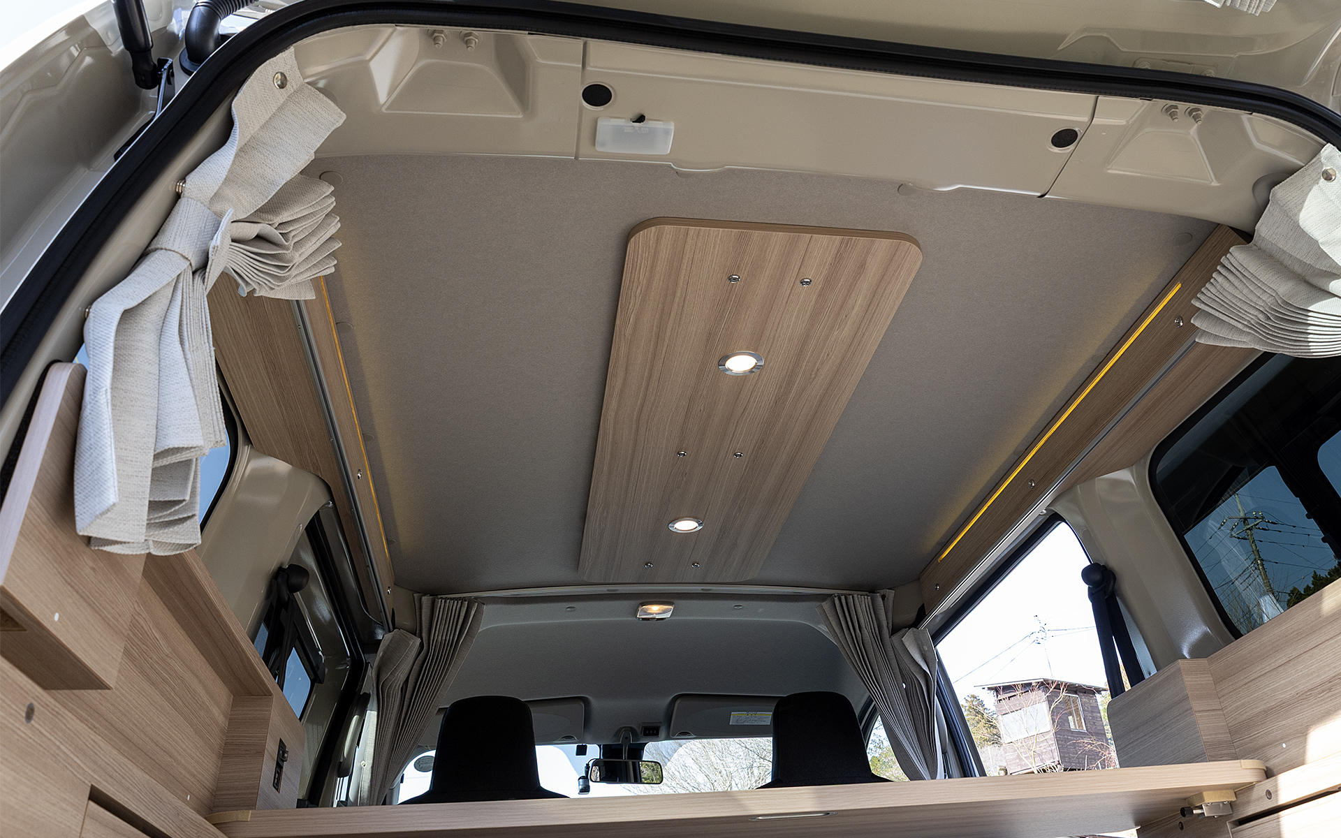 内装は日産のデザイナーがデザインしたインテリアパーツが使用されている。木目調の素材はすべて難燃性素材で、テーブルなど身体をぶつけそうな角は滑らかな形状としている