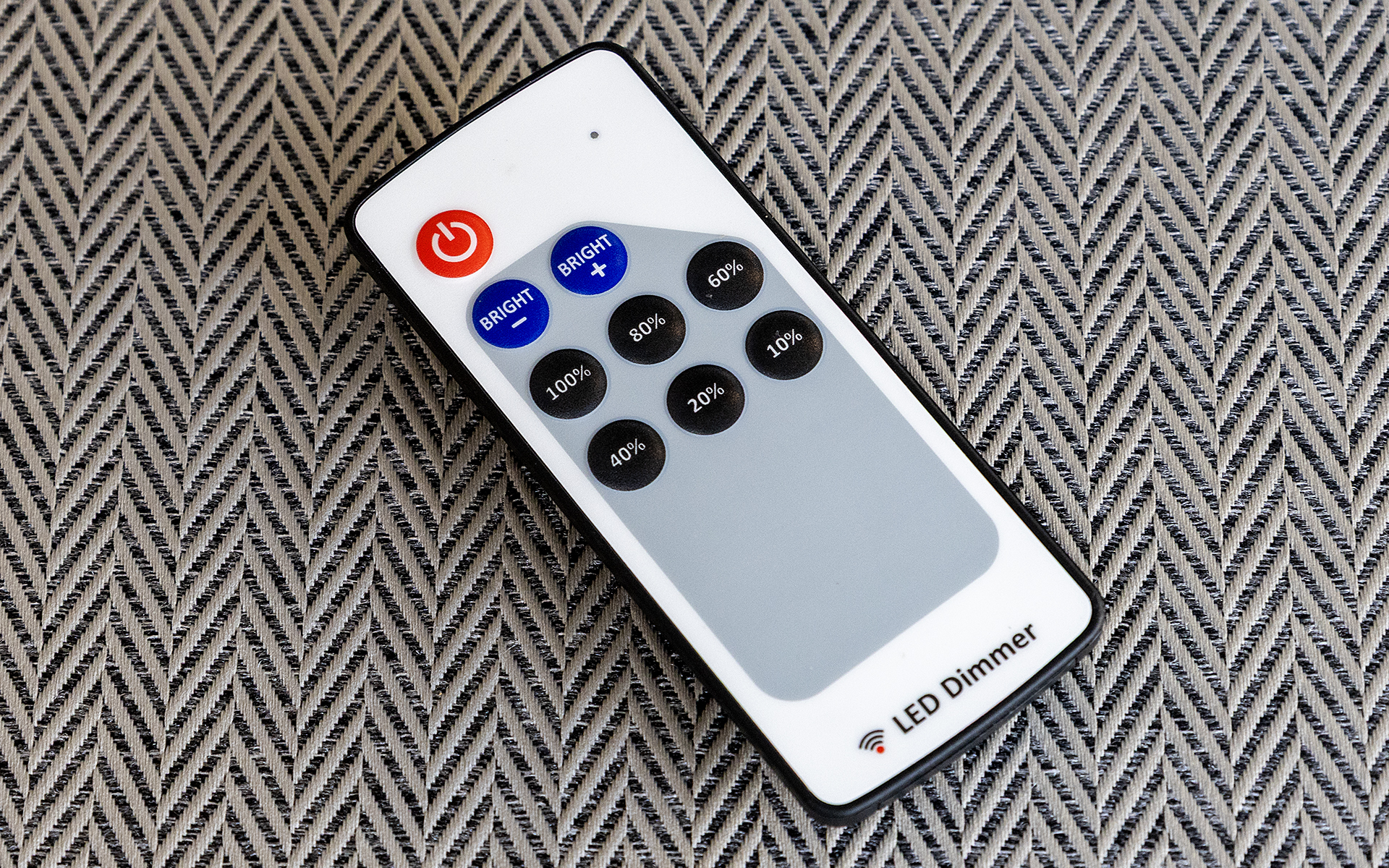 LED照明は調光機能付き。リモコンで操作する。就寝時にシュラフに入った状態で照明を消せるのは便利だった