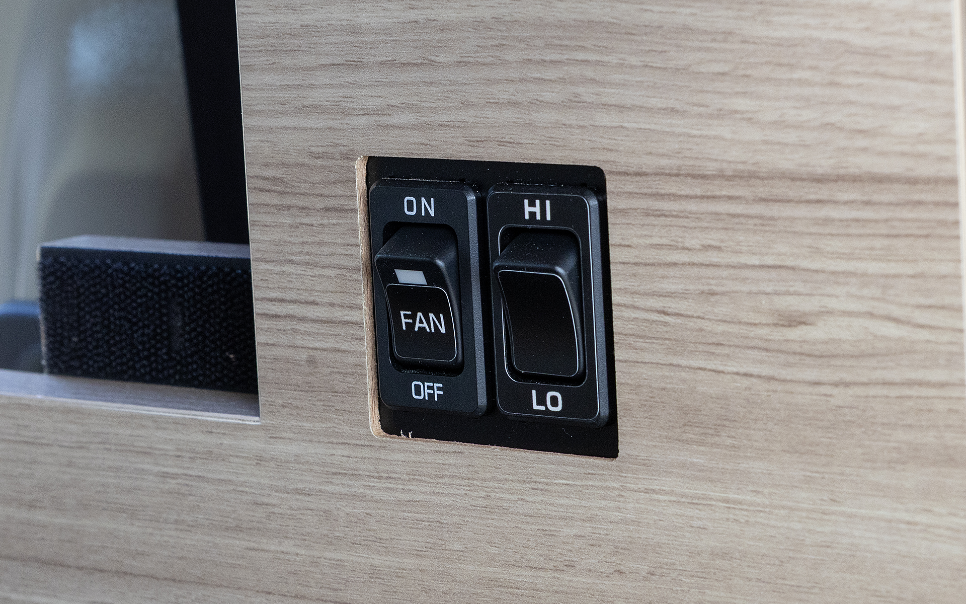 右側には停車時車内換気システムの操作スイッチがある。ファンの速度は2段階調整