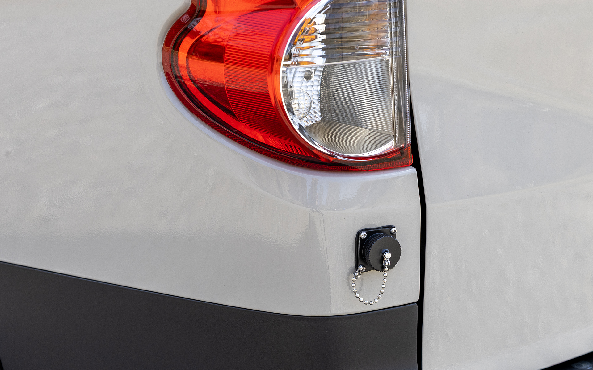 左後方にはAC100V外部電源入力用の端子を配置