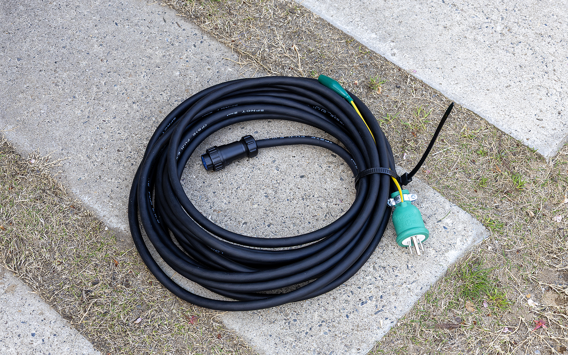 外部電源用ケーブルも付属。長さは10mもあるので、駐める場所から電源まで距離があるサイトでも問題ないだろう