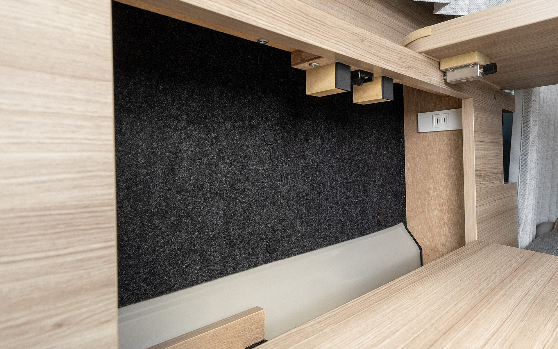 コンセントは左右の収納スペースの中にしまっておける