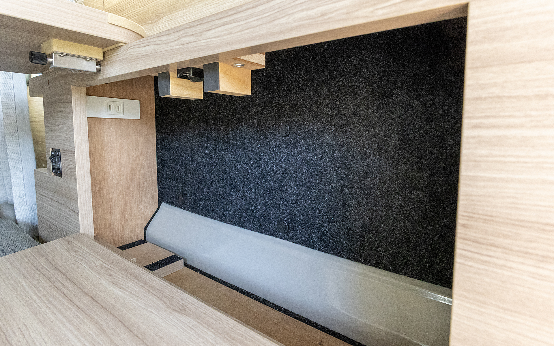 1500Wまで使えるが、車体側の照明や換気ファン用の電力があるので持ち込みの家電は1300Wくらいまでの対応となりそうだ