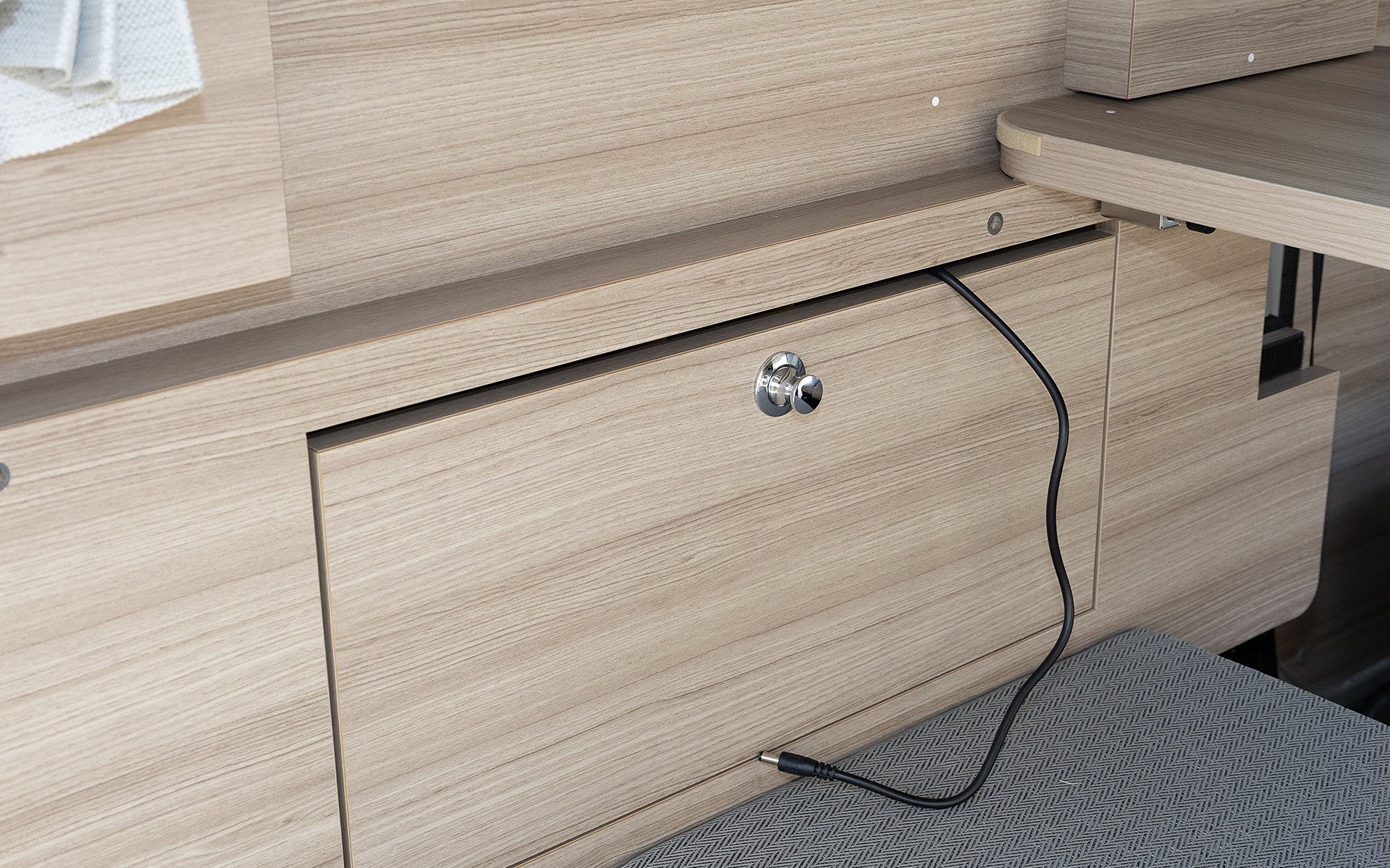 左右とも収納スペースのフタは開口部に対して上部にすき間ができるよう作ってある。これはフタを締めた状態でもコンセントにつないだコードを通すための配慮