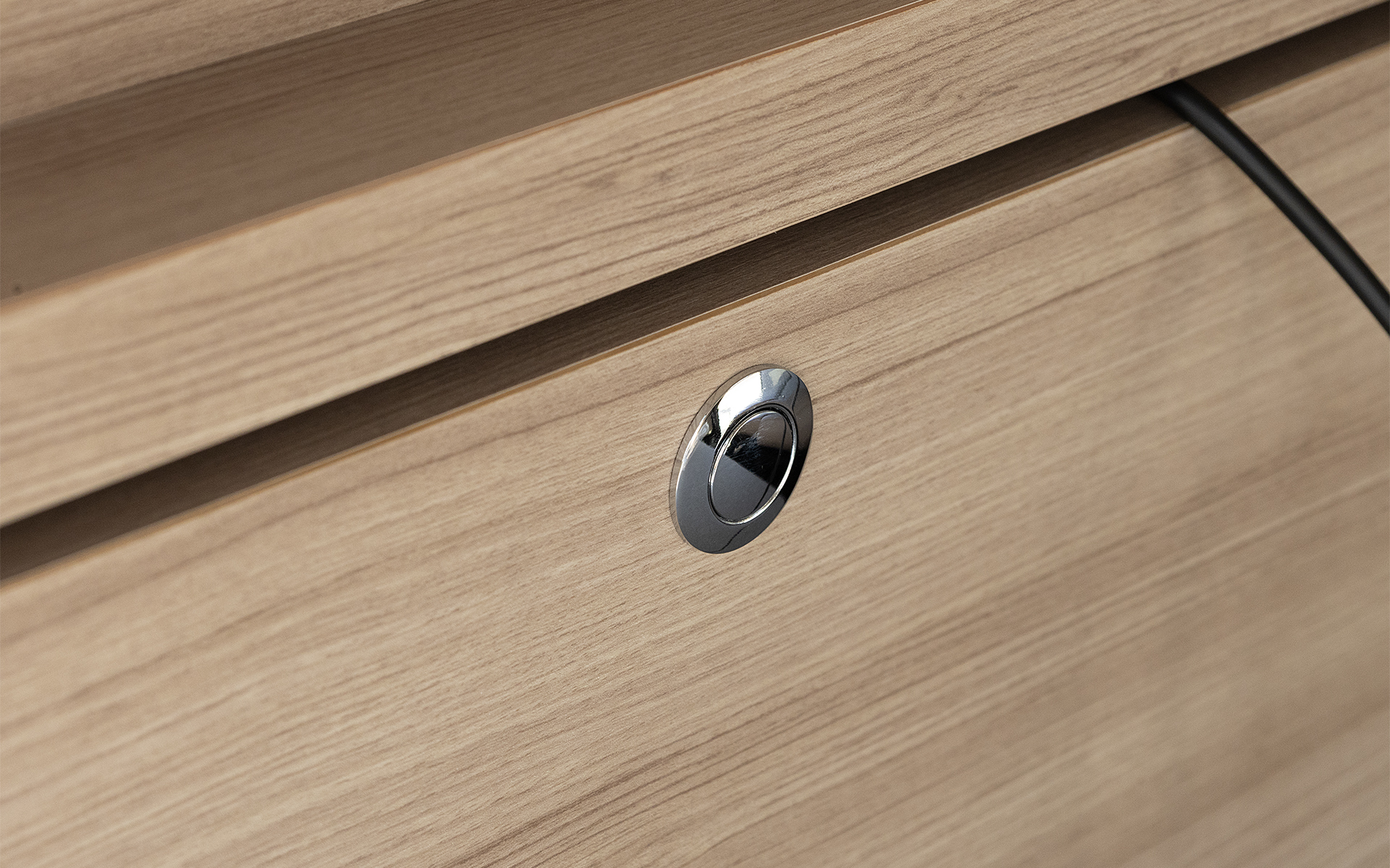 ノブはプッシュ式。普段は写真のように出っ張りがない状態だが、ノブの中心部を押し込むとつまみの部分が飛び出てくる