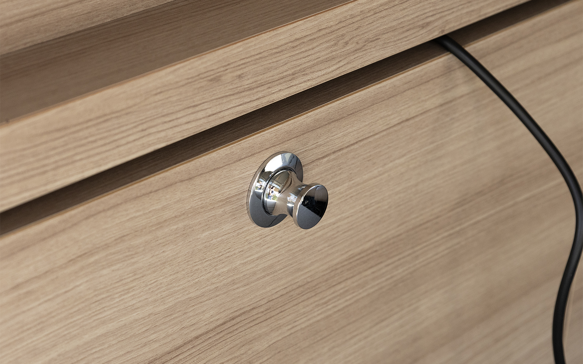 つまみの部分を出した状態。使用しないときに収納できるので積み込んだ荷物がひっかることはない