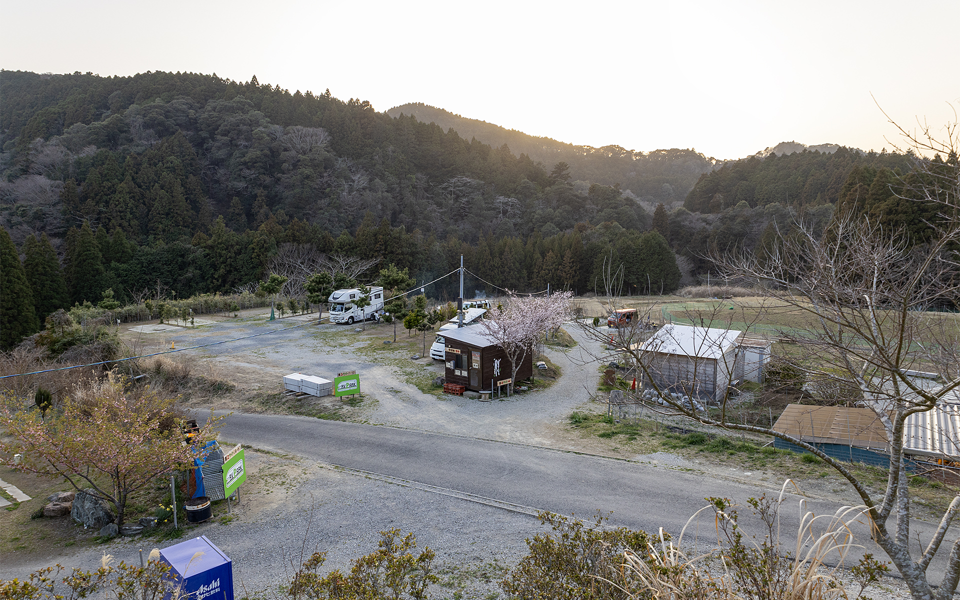 千葉県君津市黄和田畑920にある「RVパーク七里川」。七里川温泉の目の前にある