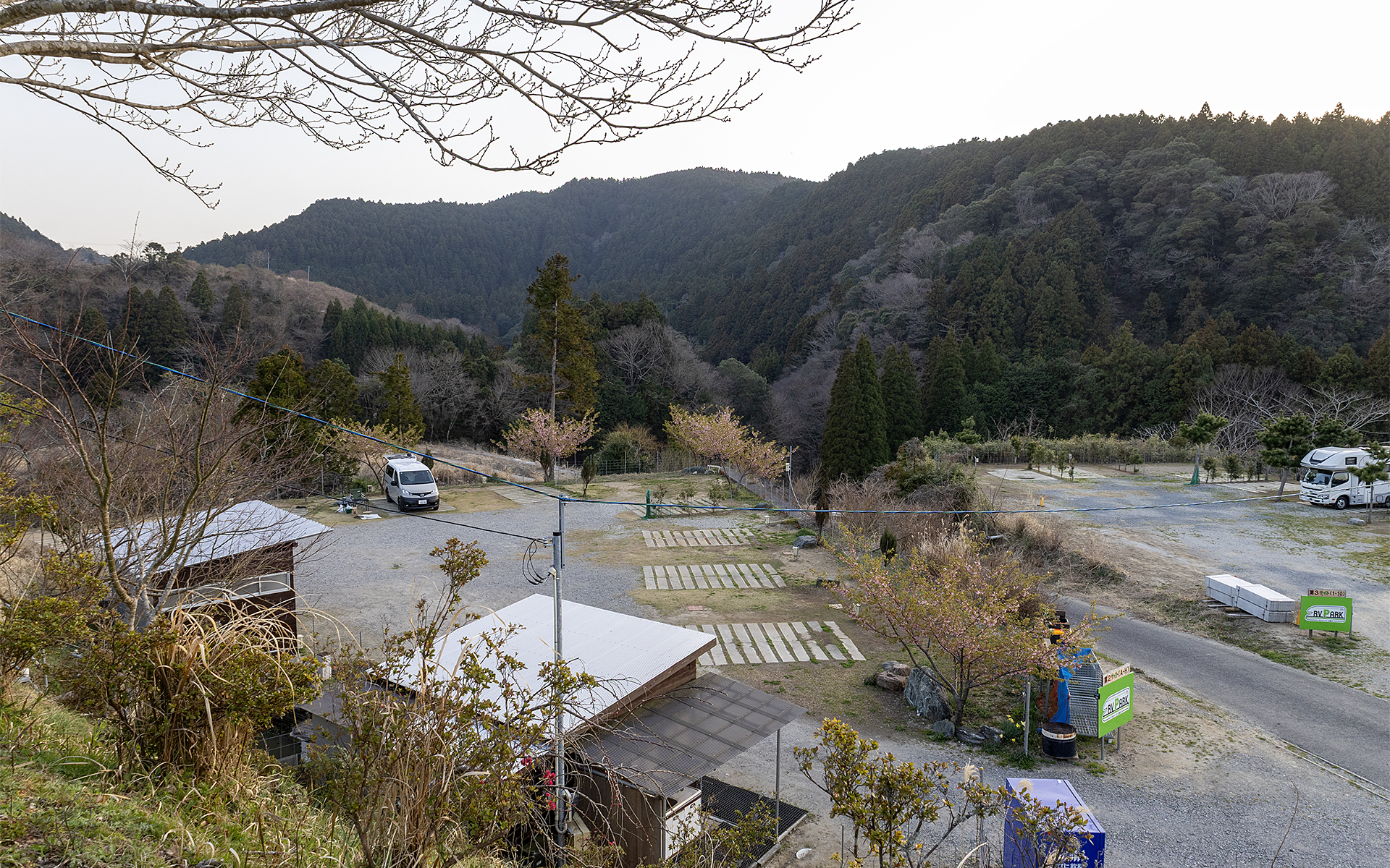 サイトは第1から第4と分かれていて車室スペースは31個もある。今回は第2サイトのC車室を使わせてもらった