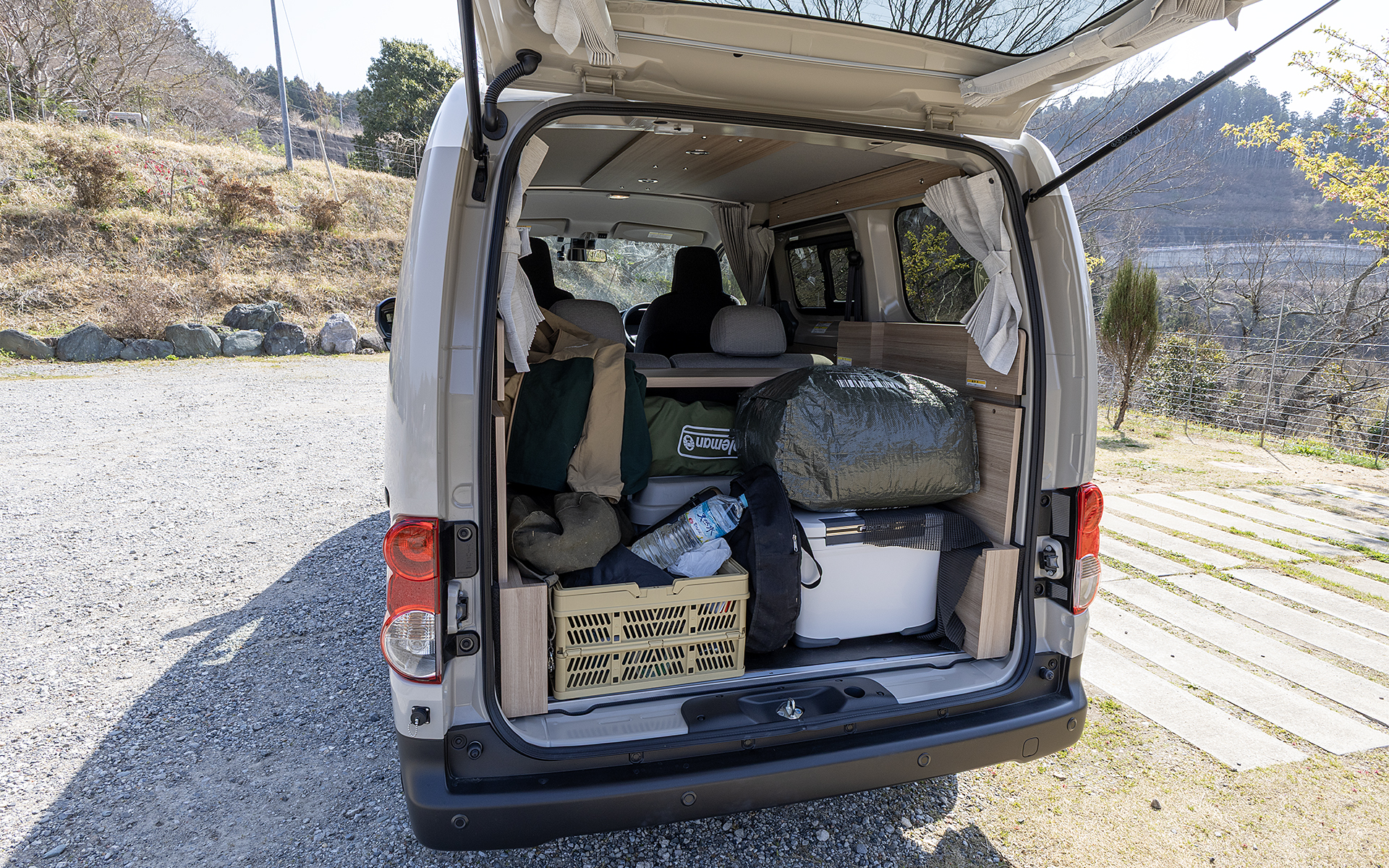 内装を作っているので荷室としての横幅は狭くなっているが積載量は十分