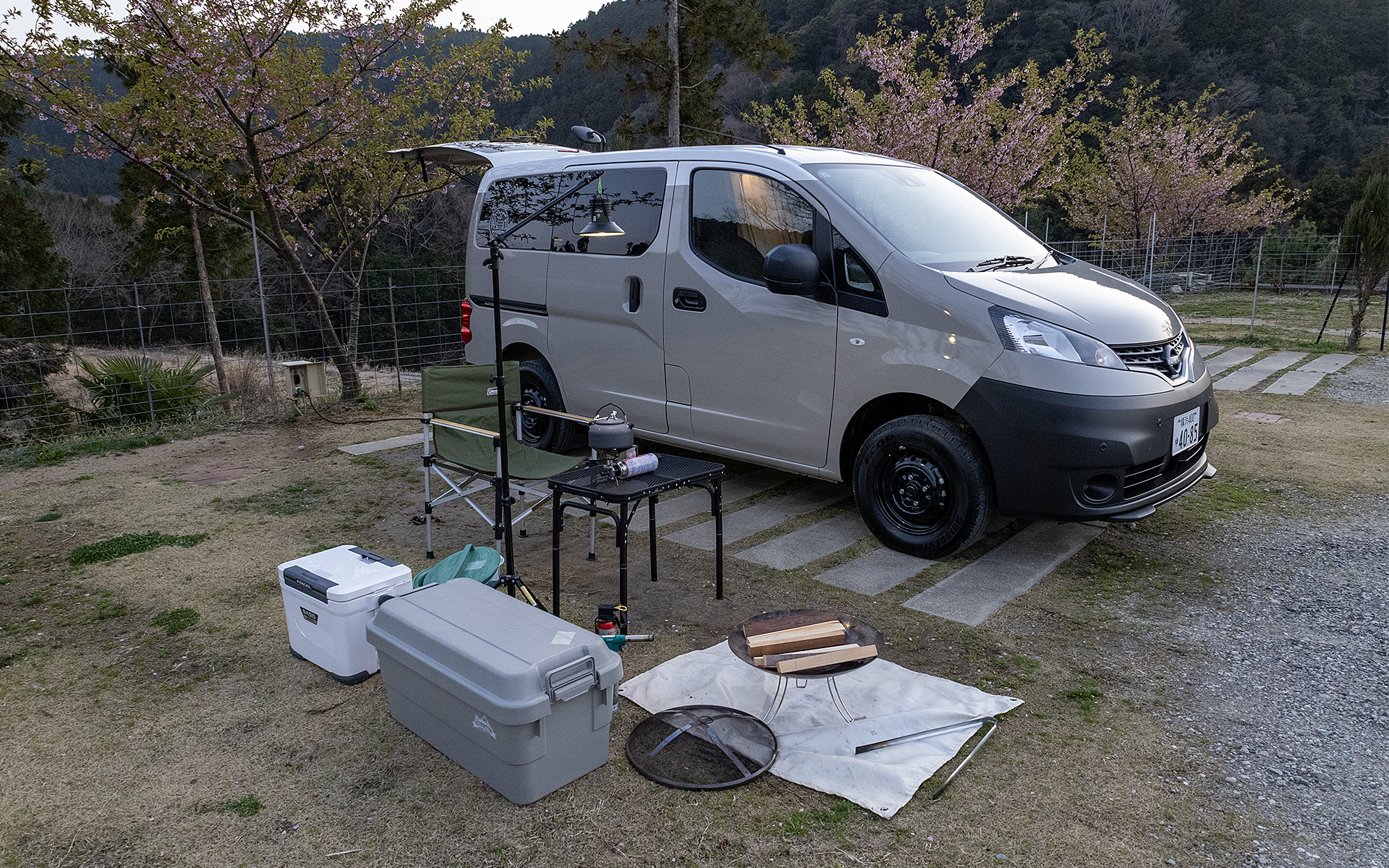 道具を出した状態。このほかは車内にあるシュラフや着替え、カメラバッグなど