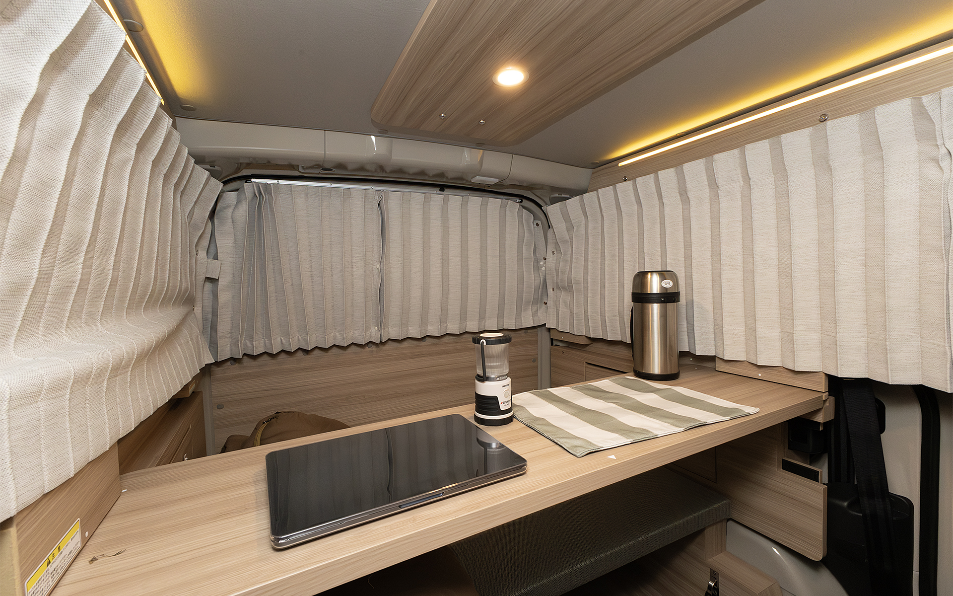 カーテンは遮光タイプ。サッと引くだけで目隠しができる便利さ。用意が楽で自分のN-VANもカーテン仕様にしたくなった