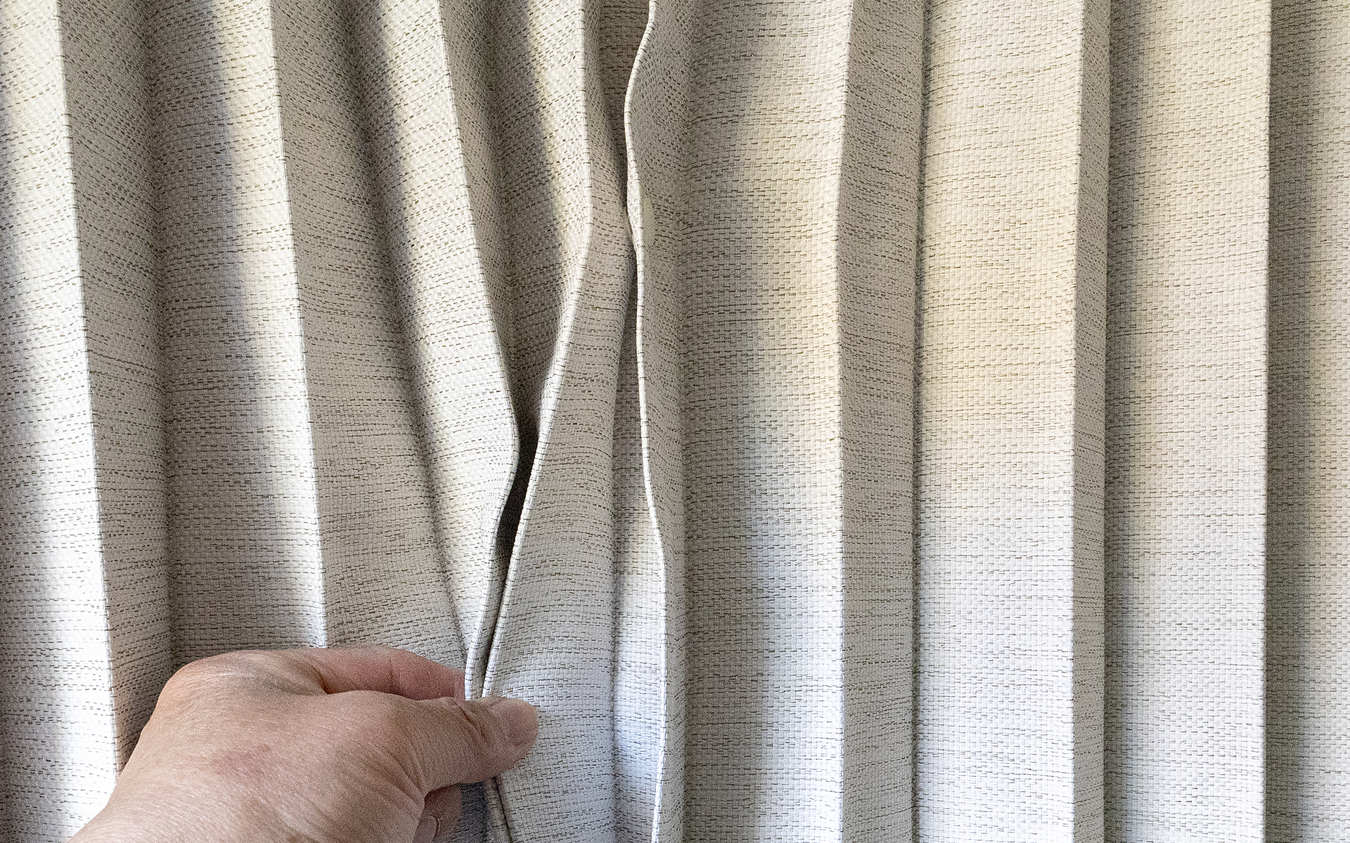 カーテンの合わせ目はプリーツの「山」の部分を重ねてホック止めなので、合わせ目にすき間ができない