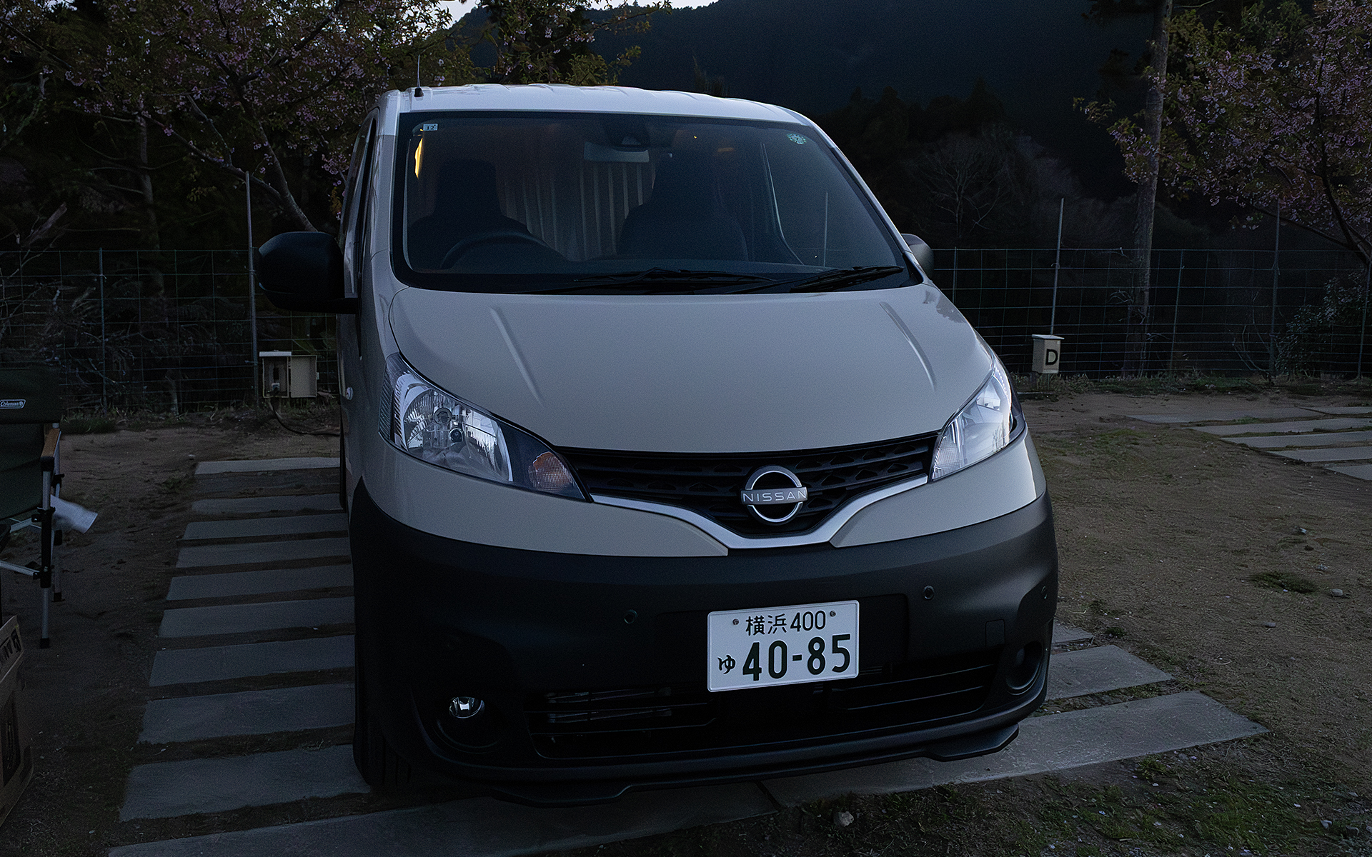 これも車内照明が点いた状態。光漏れはない。外からも見えないのでプライバシーを重視したい人には特に向いている