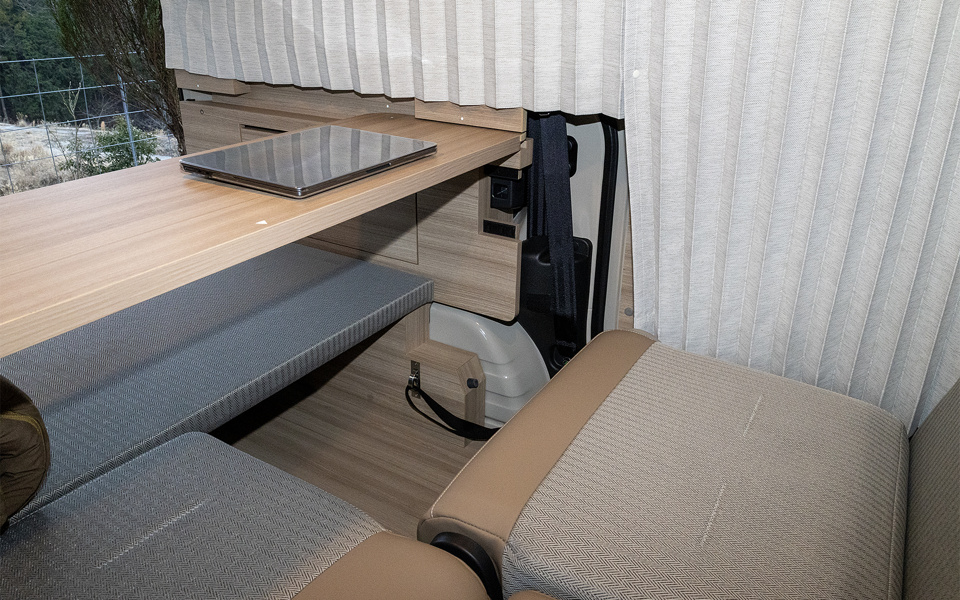 ベッドを出しつつフロアに立てるから便利。フロアから天井までは1285mmなので腰を曲げた状態になるがそれでも立てるのはいい