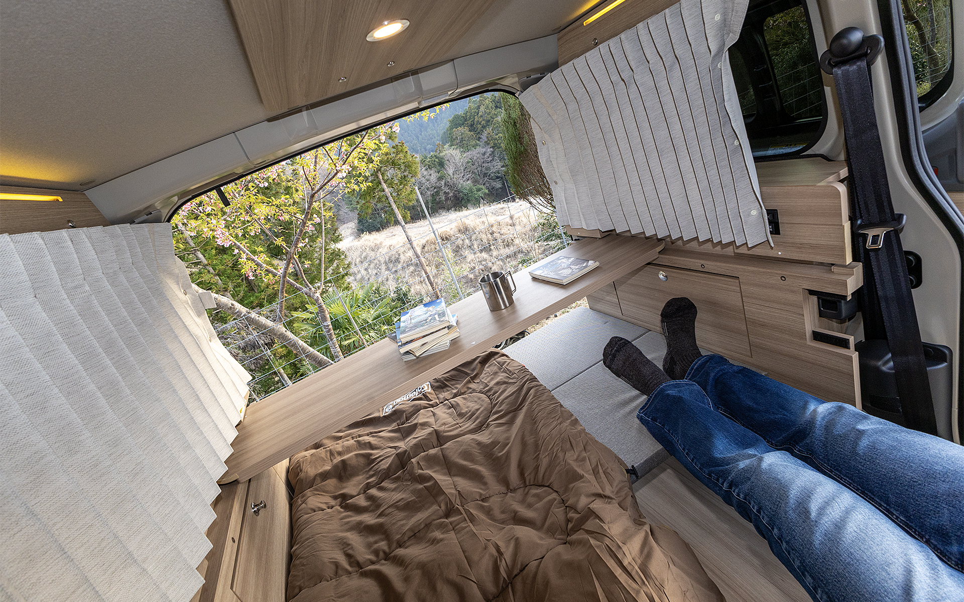 スライドテーブルも便利だった。通常はシートに座った状態で使いやすい位置にしつつ、移動したいときや身体の前を広々としたいときはテーブルを押すだけでスペースを作れる