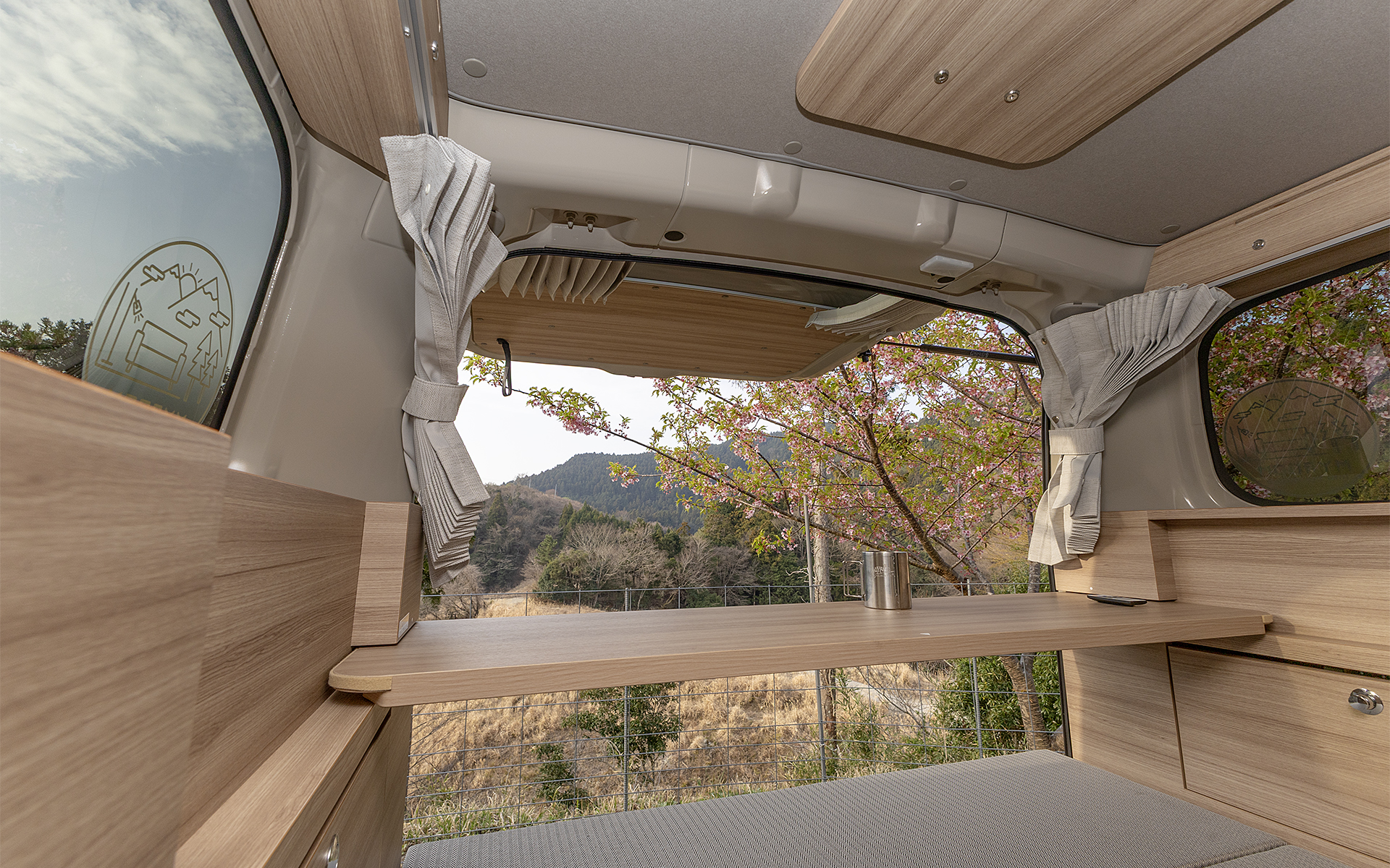 スライドテーブルをいっぱいまで後へ動かし、バックドアを開けてベッドに座って足を車外に投げ出して座り景色を眺めながらコーヒーを飲む、なんてこともできる