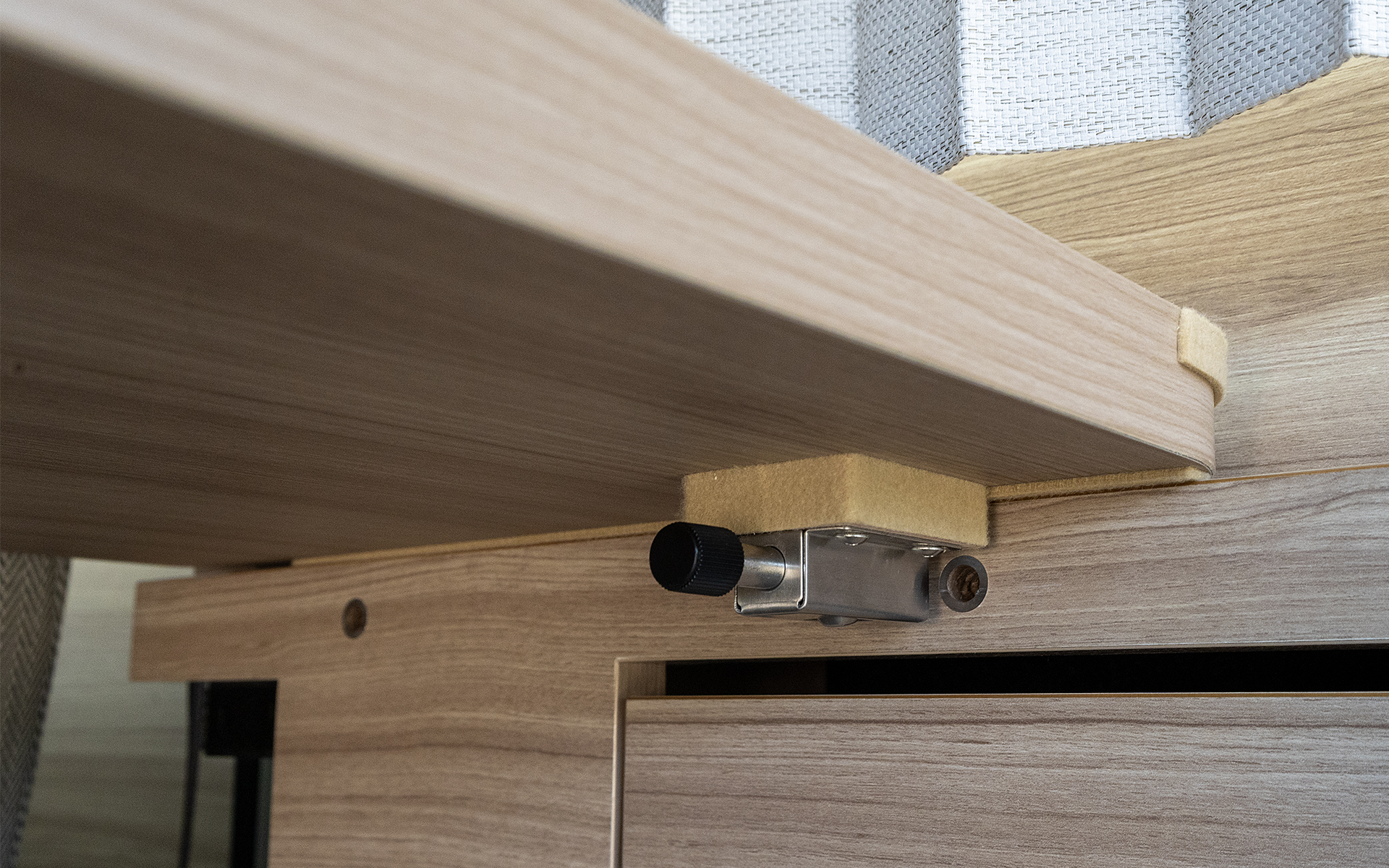 スライドテーブルは2か所でロックができる