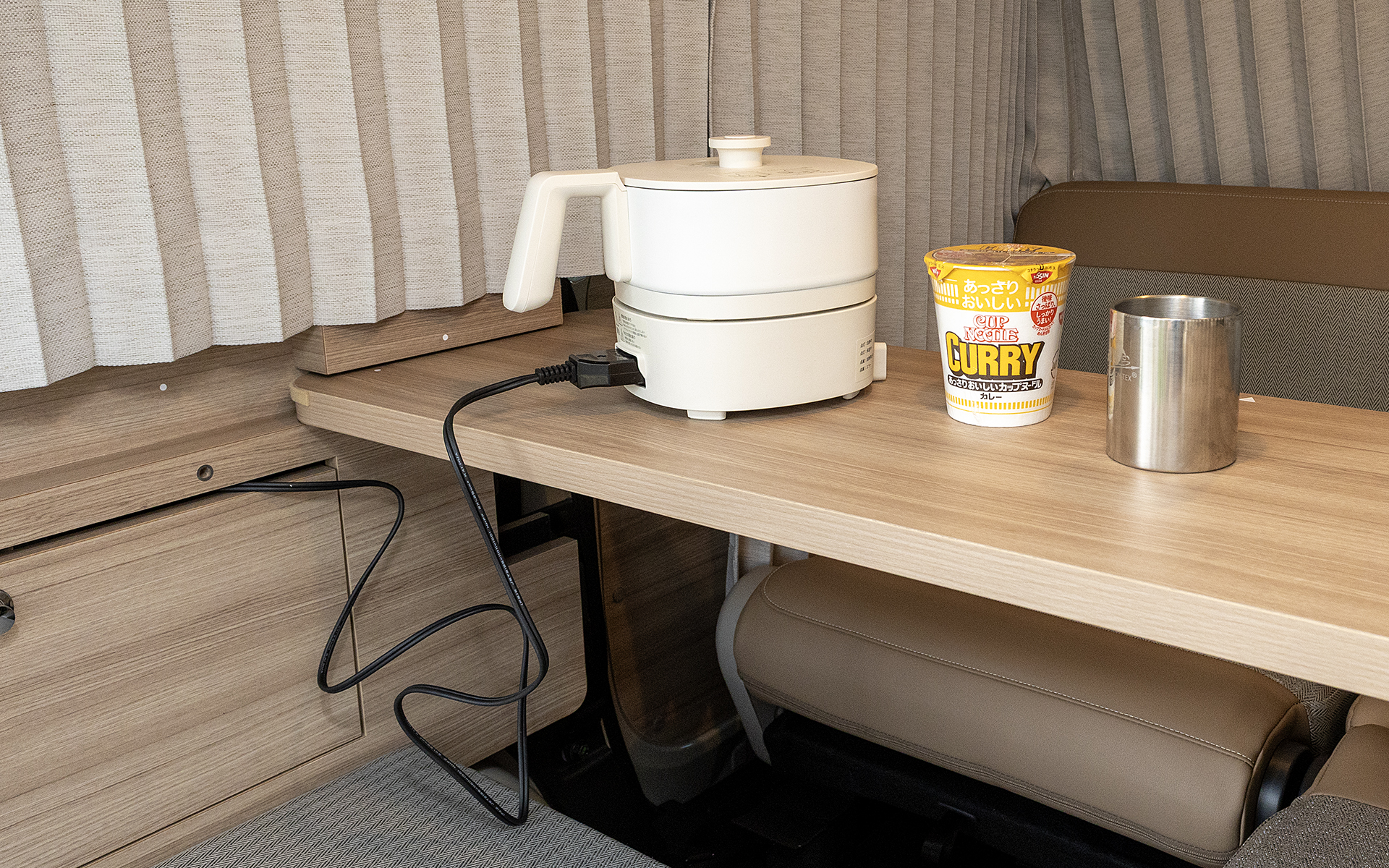 安定感が欲しい湯沸かしや調理時、そして走行中は動かないようロックしておける