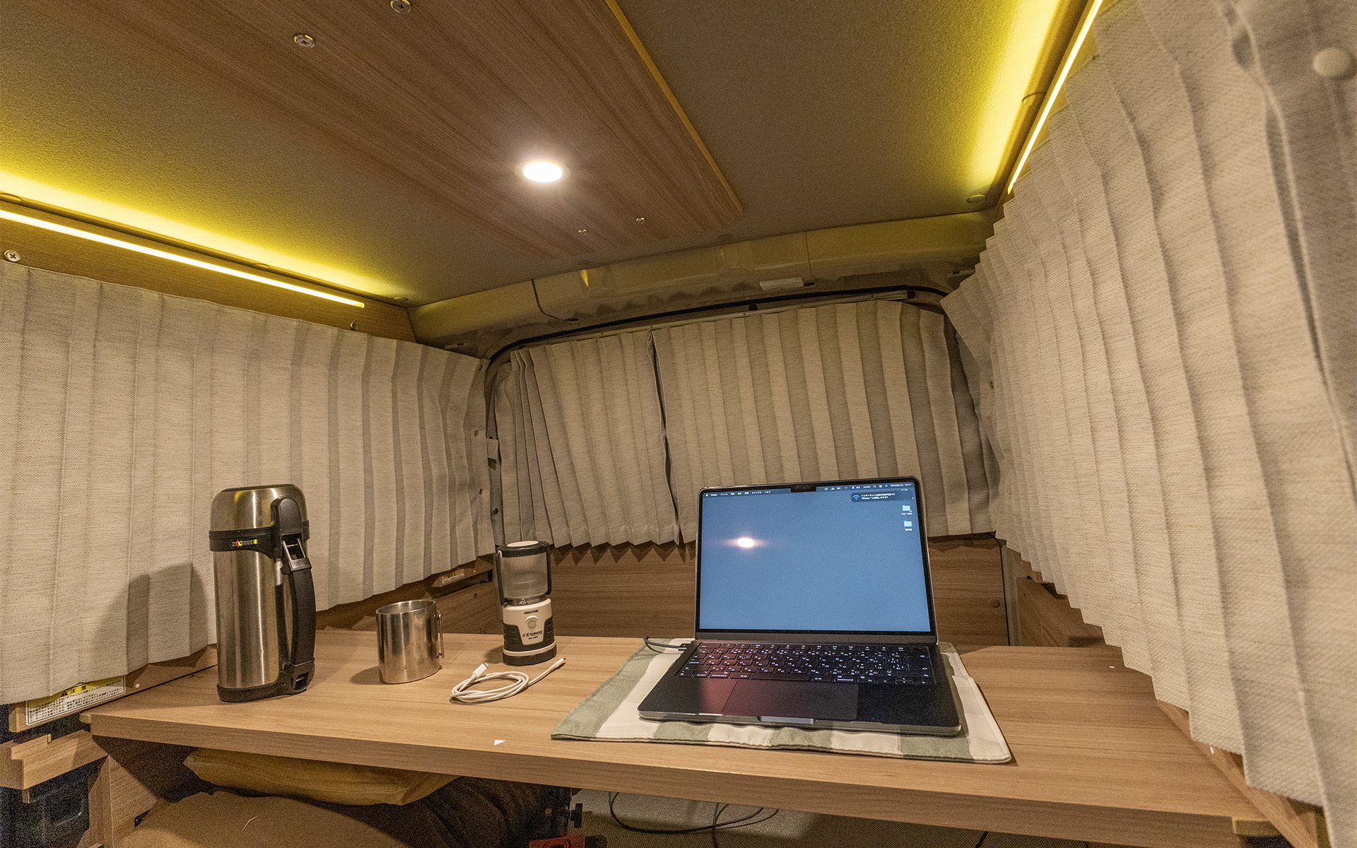 すみずみまで明るくて眩しいところがない室内は、夜も居心地がよかった