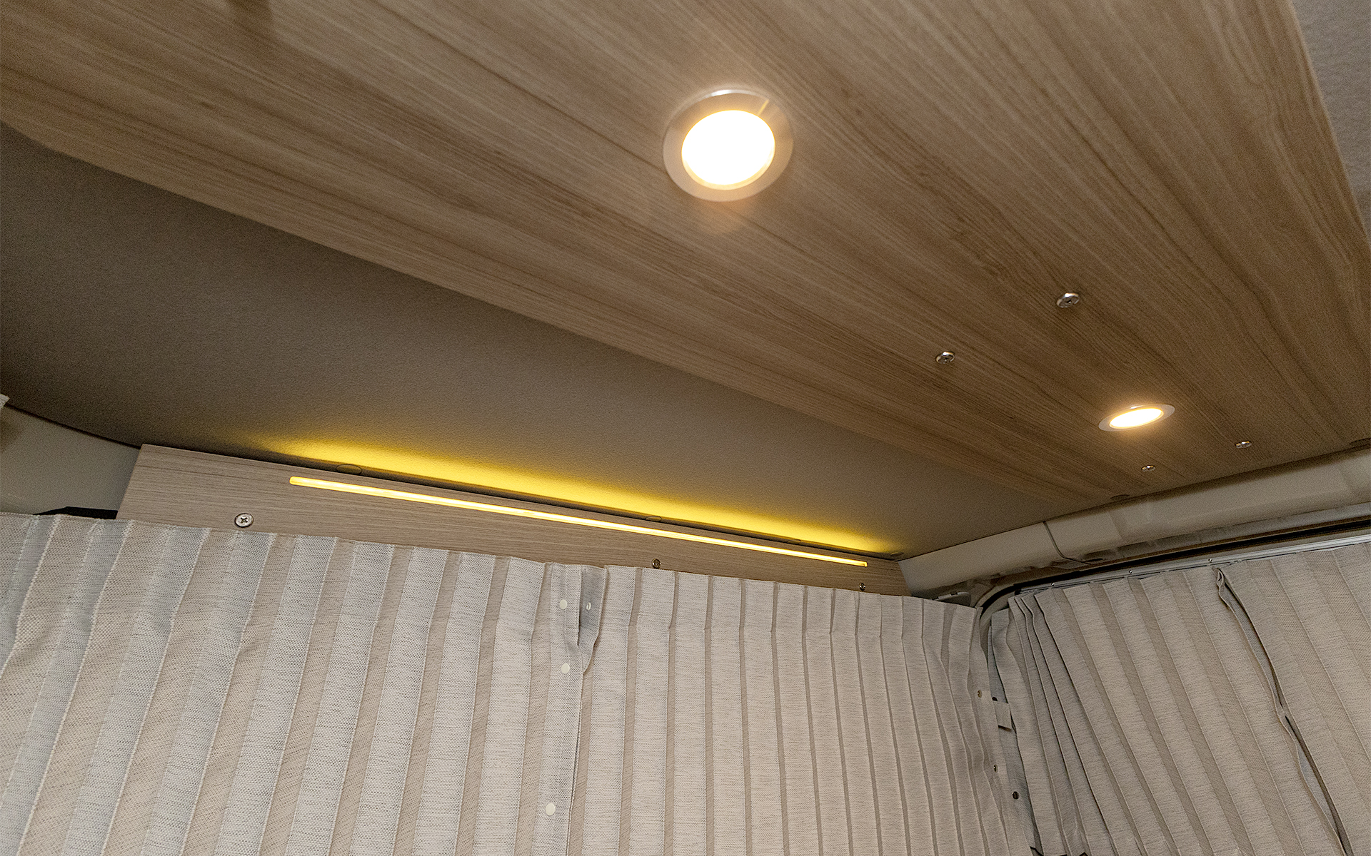 飾りかなと思っていた間接照明だが、消すと部屋が明らかに暗くなるので点けっぱなしとなった