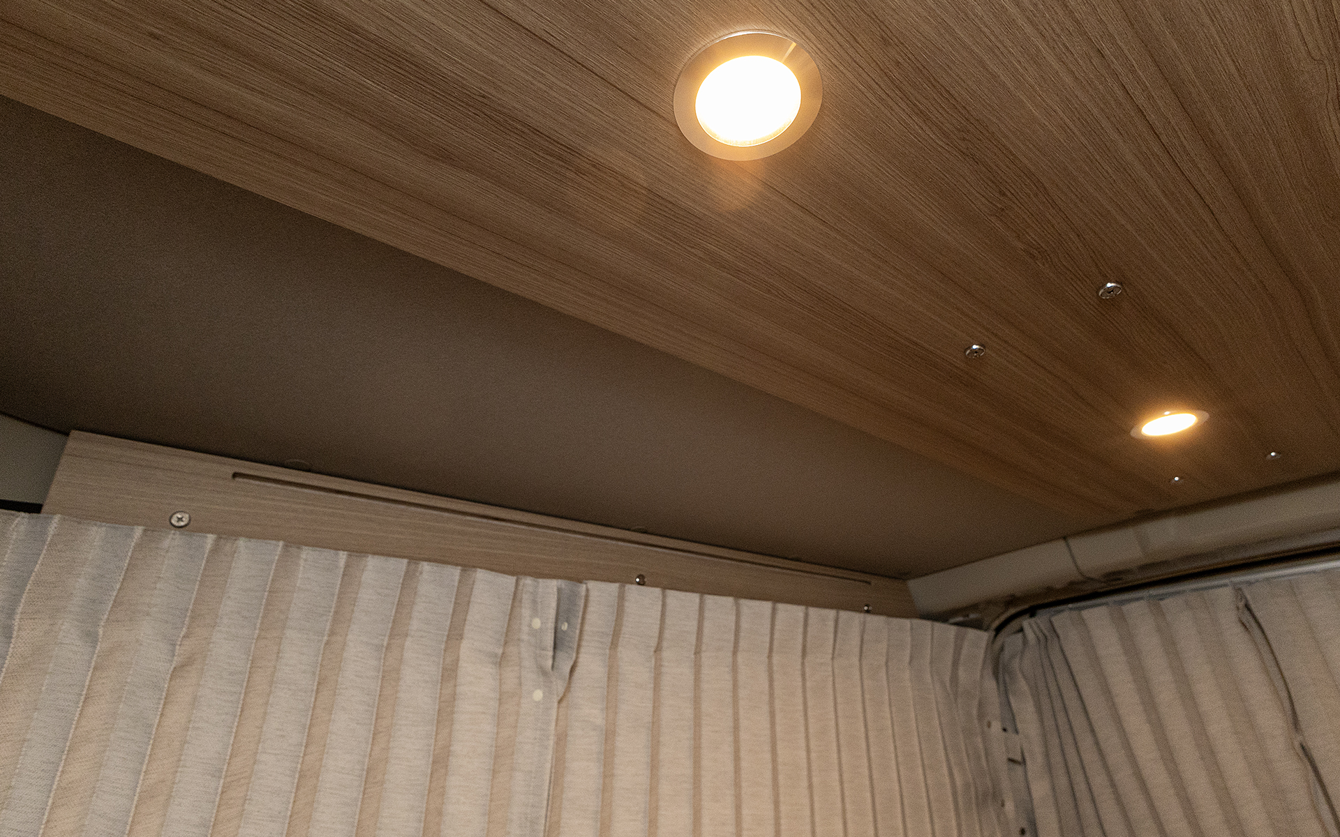 間接照明を消すと予想外に暗くなる