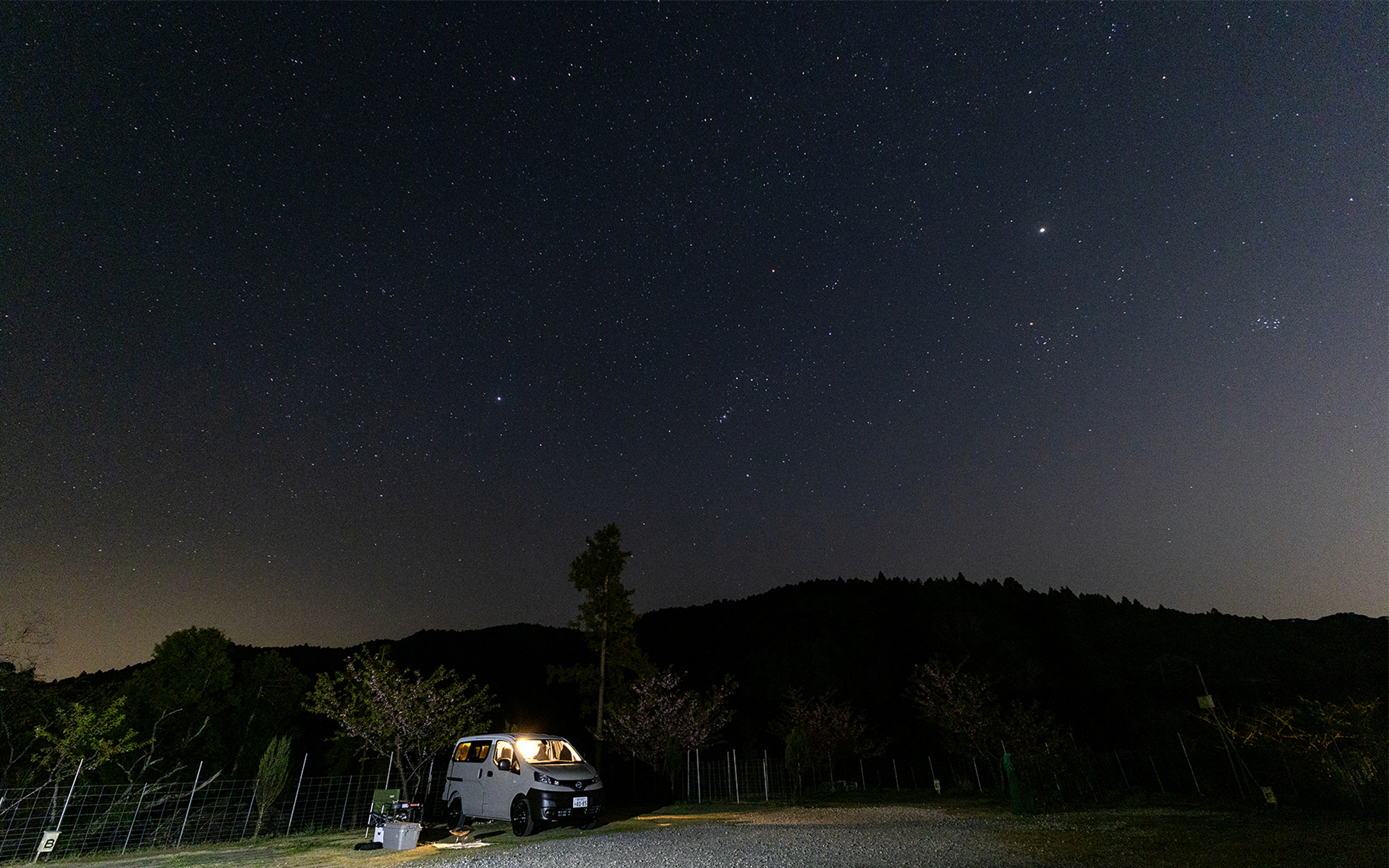 写真なので多くの星が写っているが、まわりや山で暗いので肉眼でもかなりの数の星が見えた