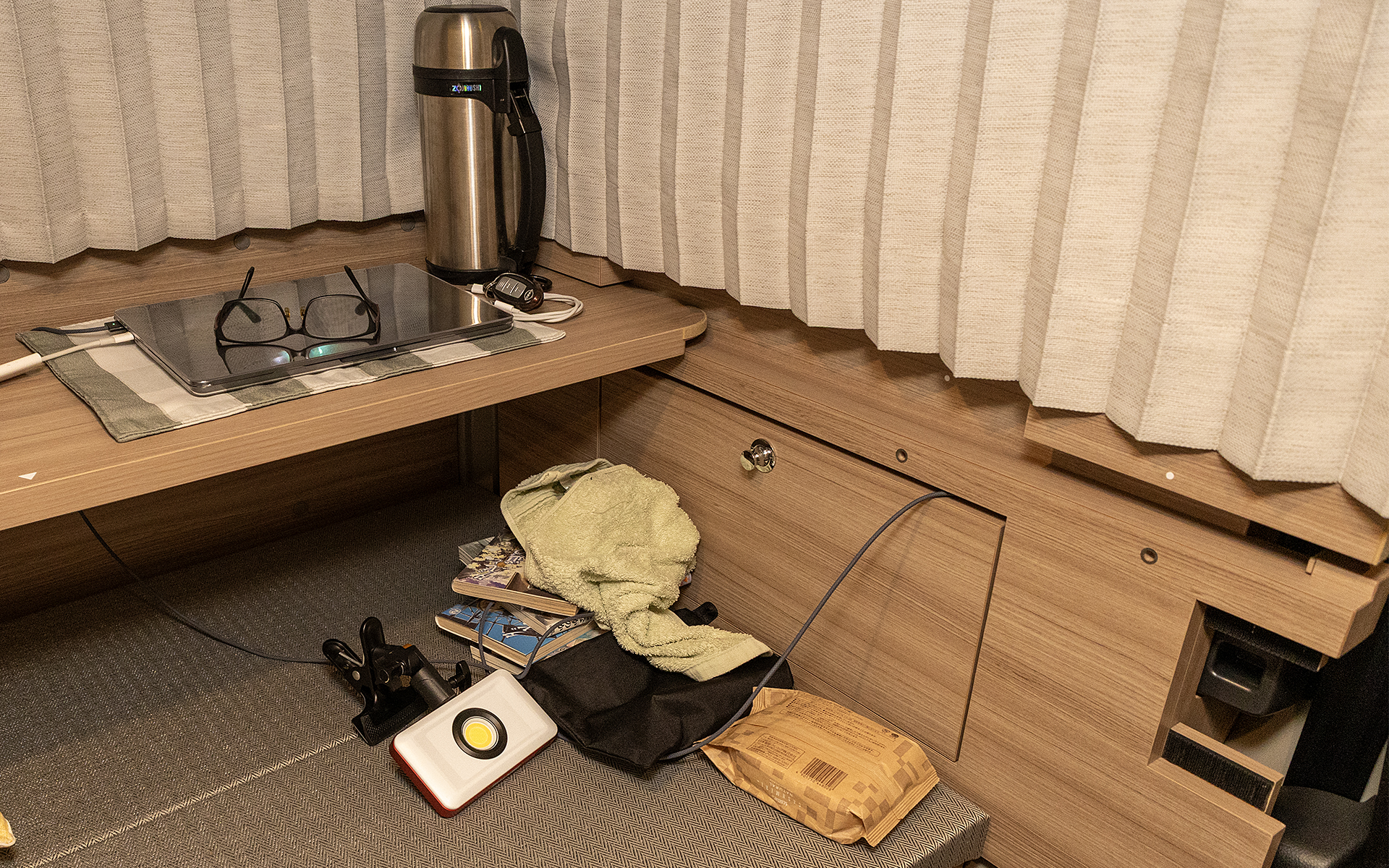 寝る前は荷物など横によけたくなるが、そういうときもスライドテーブルは便利だった