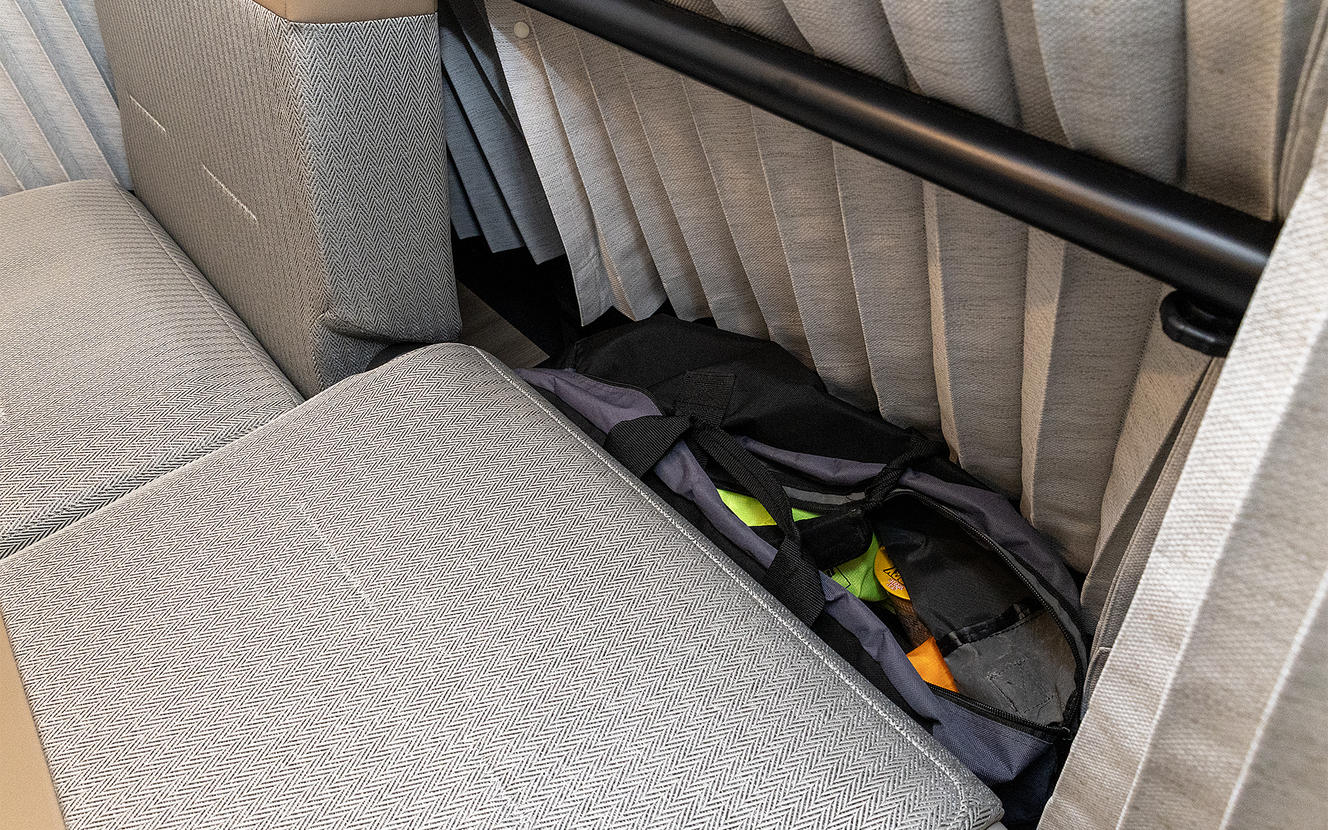 ベッドモードにしたセカンドシートの前にちょうどいいスペースがあったので着替えなど入れたバッグを押し込んでみた。取り出しやすいしちょうどいい