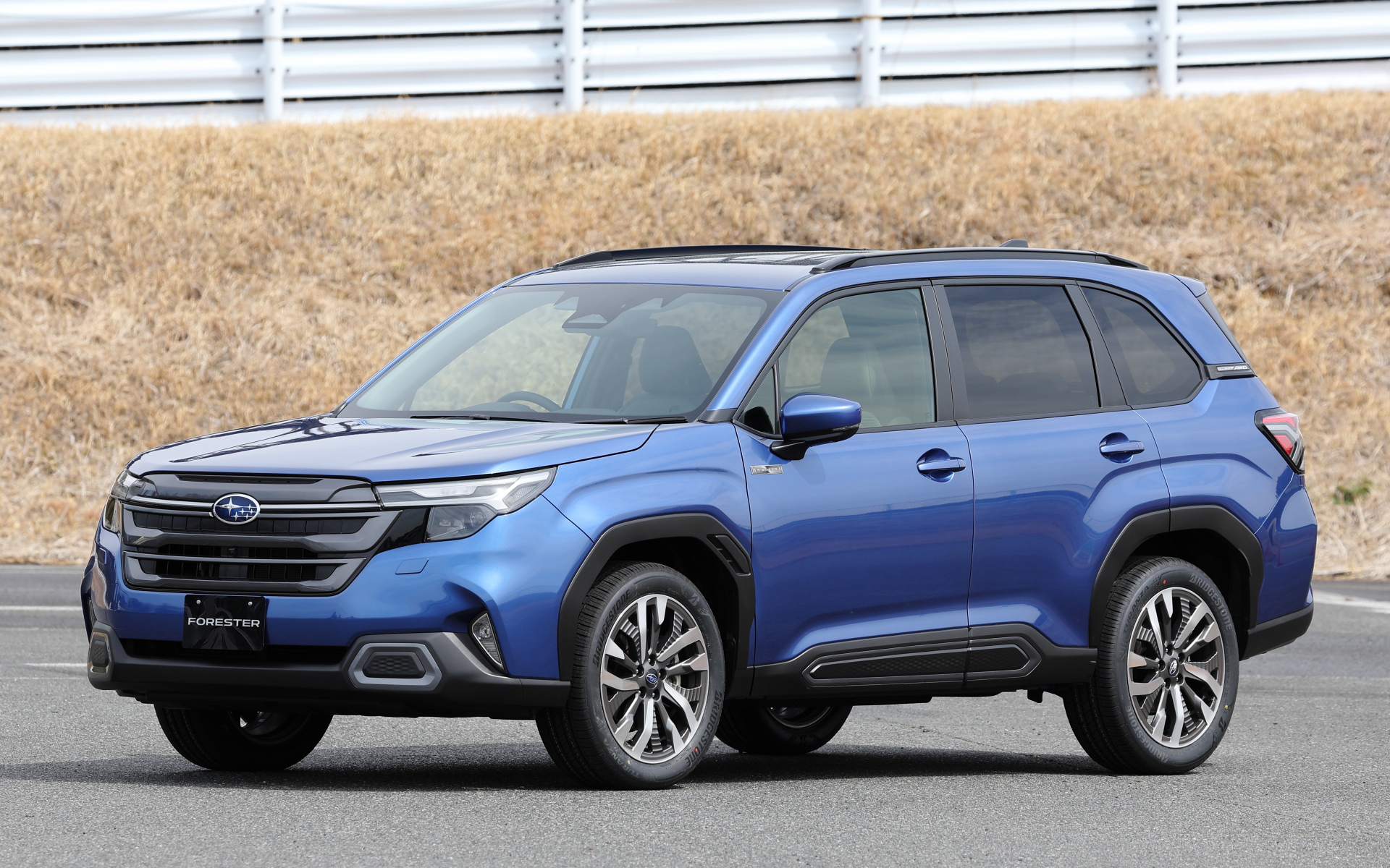 新型フォレスター Premium EX（プロトタイプ）。ボディカラーはデイブレイクブルー・パール。ボディサイズは4655×1830×1730mm（全長×全幅×全高）、ホイールベースは2670mm。最小回転半径は5.4m。車両重量はストロングハイブリッドモデルのPremiumが1750～1780kg、X-BREAKが1730～1770kg。ガソリンターボモデルのSPORTが1640～1660kg（数値は全てプロトタイプ値）