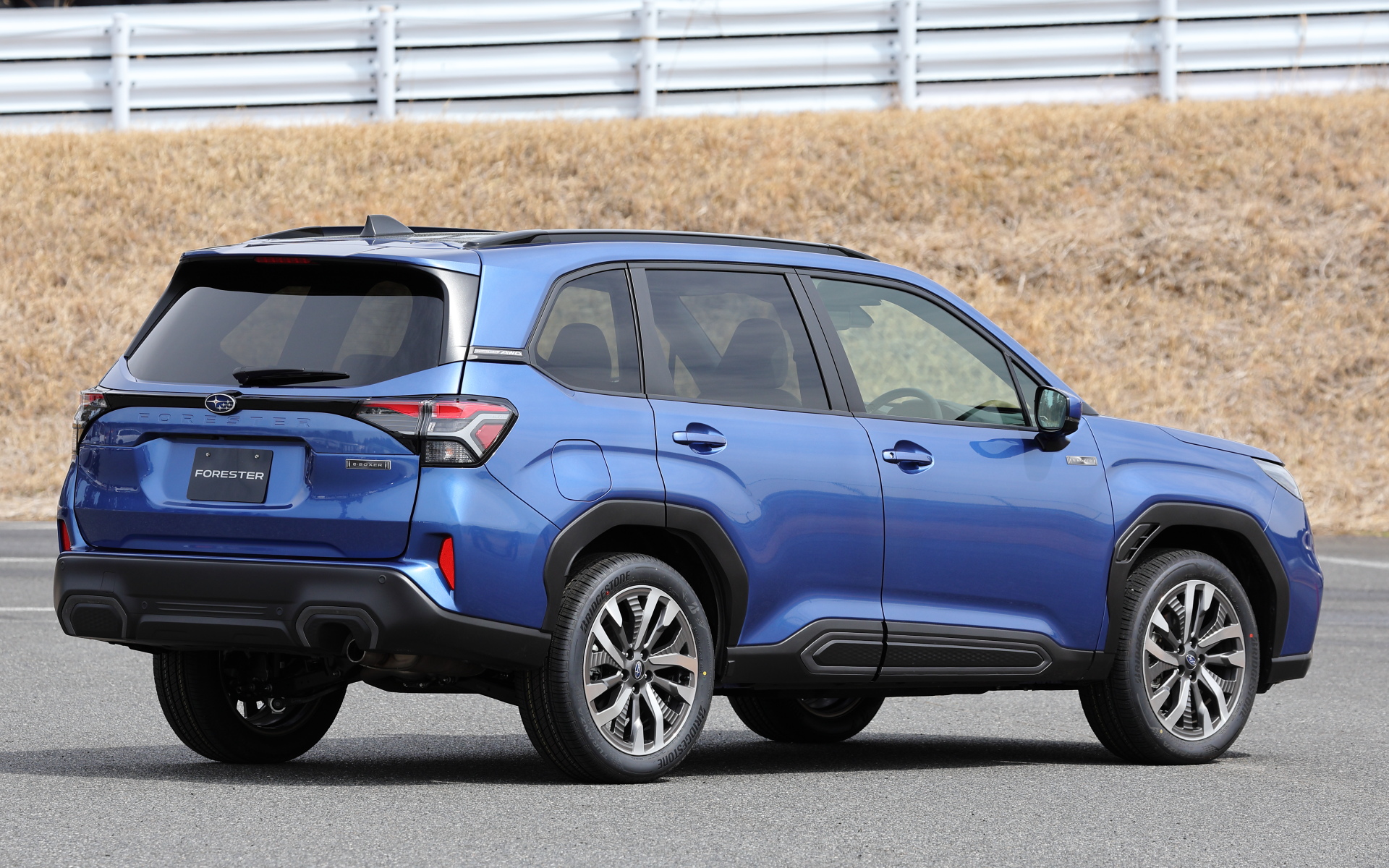 新型フォレスター Premium EX（プロトタイプ）。ボディカラーはデイブレイクブルー・パール。ボディサイズは4655×1830×1730mm（全長×全幅×全高）、ホイールベースは2670mm。最小回転半径は5.4m。車両重量はストロングハイブリッドモデルのPremiumが1750～1780kg、X-BREAKが1730～1770kg。ガソリンターボモデルのSPORTが1640～1660kg（数値は全てプロトタイプ値）