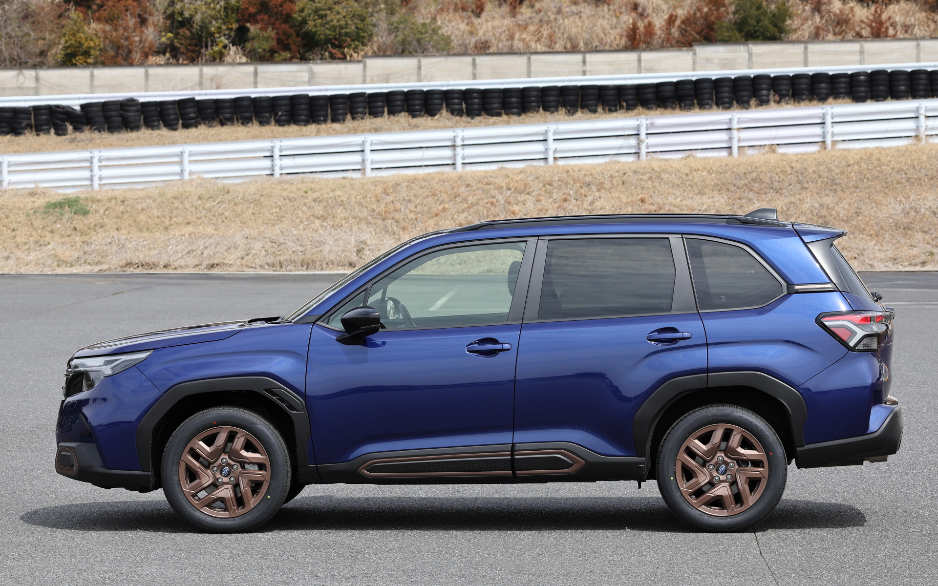 ひと目見て違いが分かるよう、グレードごとに用いられるアクセントカラーが異なる。画像はガソリンターボモデルのSPORT EX（ボディカラー：サファイアブルー・パール）。水平対向4気筒1.8リッター直噴ターボ“DIT”エンジンのスペックは最高出力130kW（177PS）/5200-5600rpm、最大トルク300Nm（30.6kgfm）/1600-3600rpm。WLTCモード燃費は13.6km/L（数値は全てプロトタイプ値）