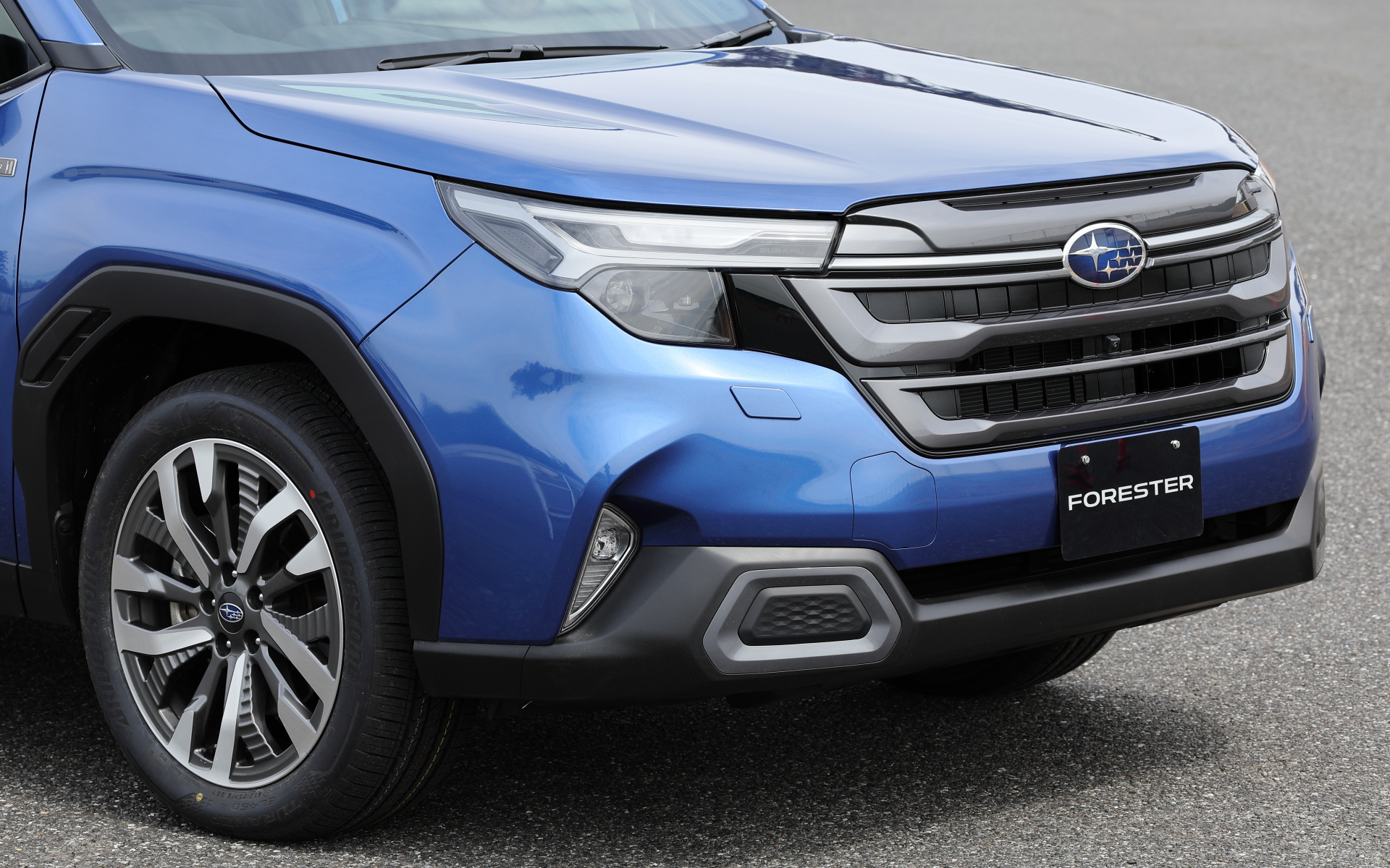 Premiumはシルバーのアクセントカラーを採用。装着する19インチアルミホイールはダークグレー塗装＋切削光輝