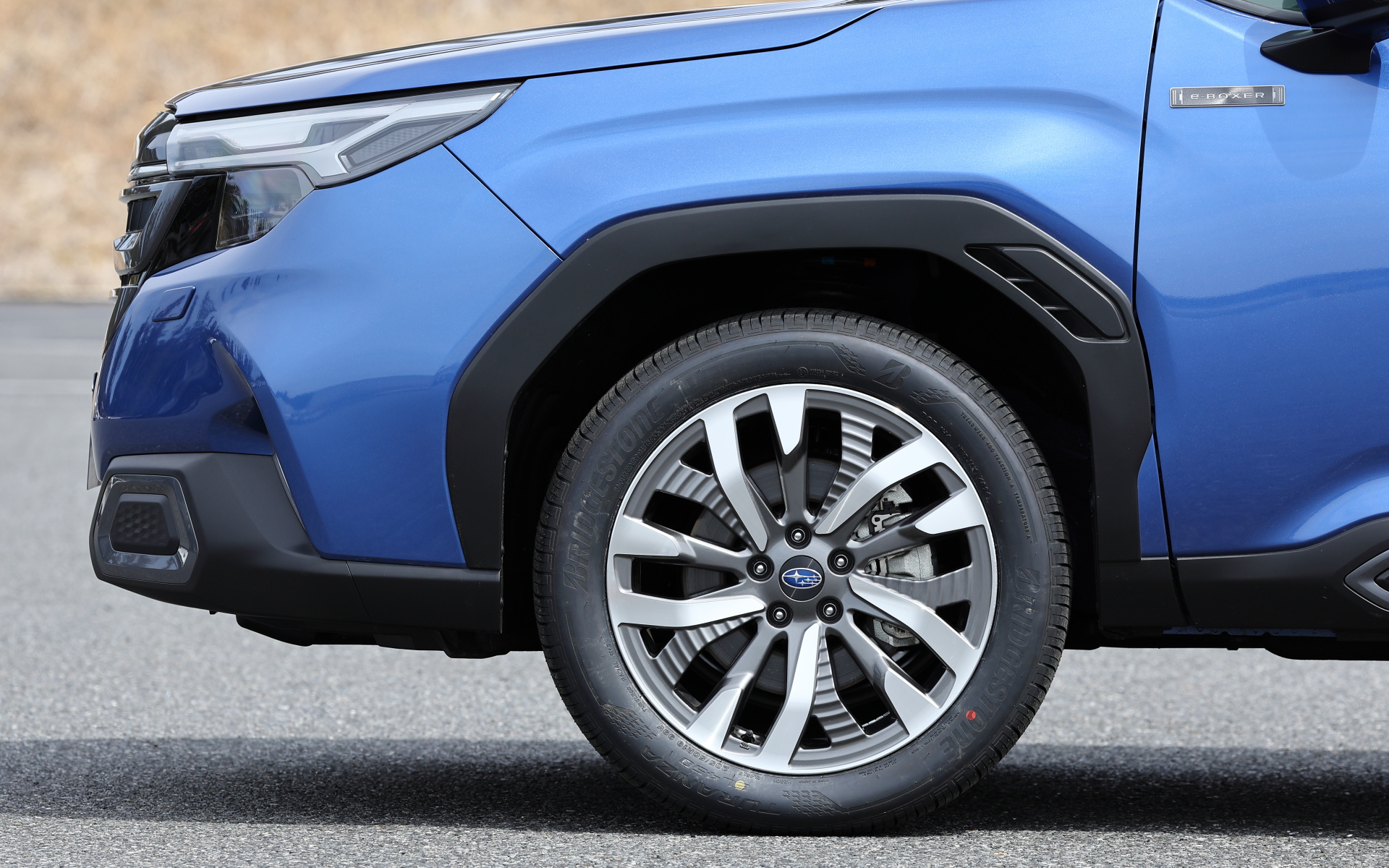 Premiumはシルバーのアクセントカラーを採用。装着する19インチアルミホイールはダークグレー塗装＋切削光輝