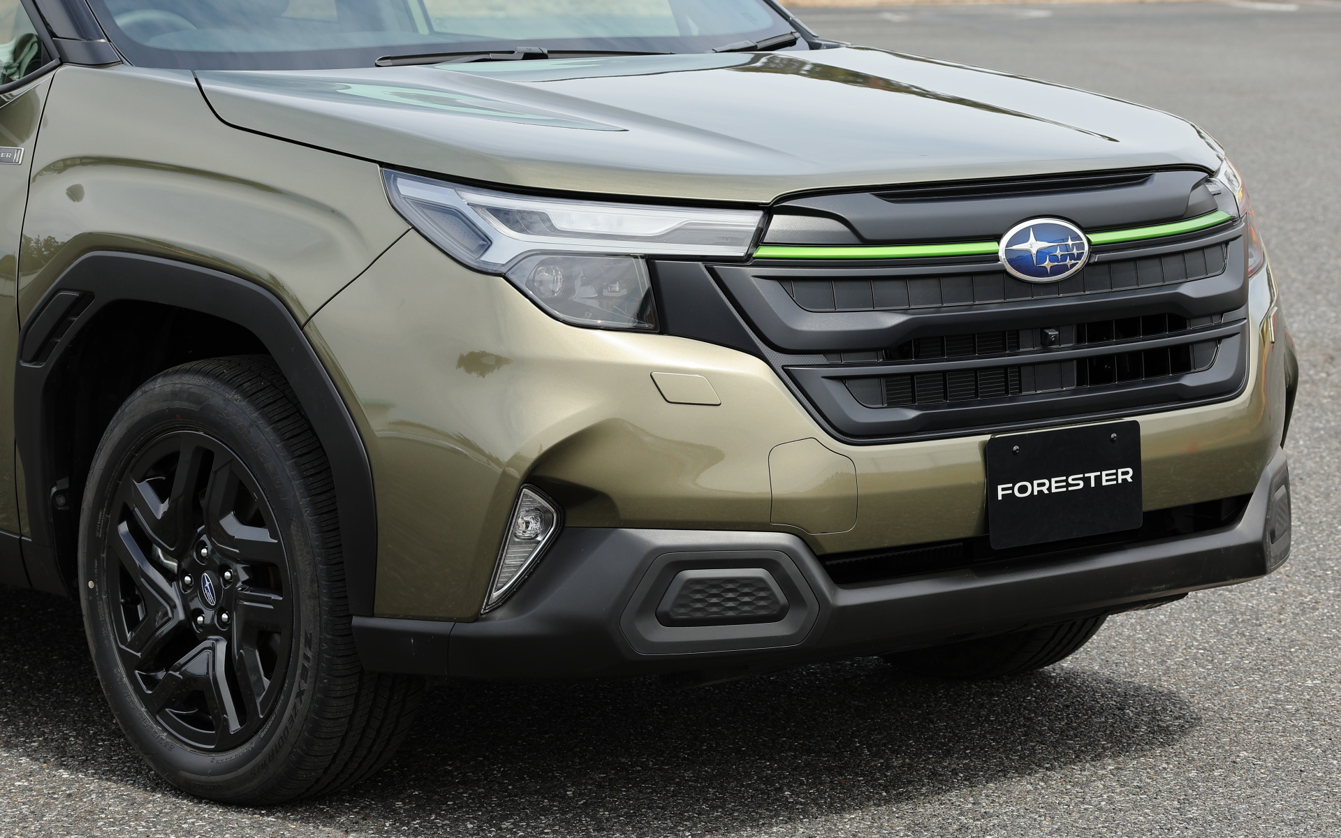 X-BRAKEは黒を基調にエナジーグリーンのアクセントカラーを採用。装着する18インチアルミホイールはダークメタリック塗装