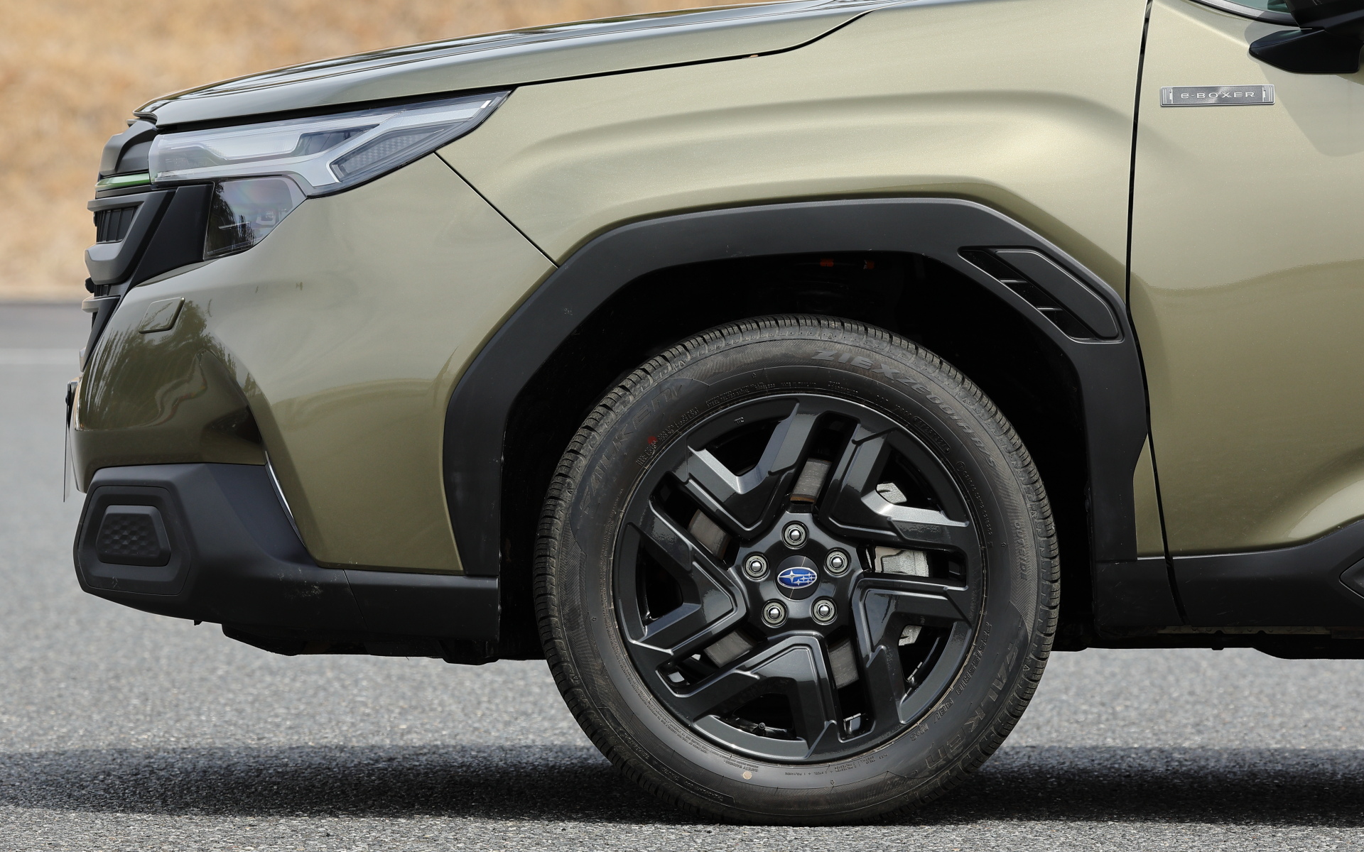 X-BRAKEは黒を基調にエナジーグリーンのアクセントカラーを採用。装着する18インチアルミホイールはダークメタリック塗装