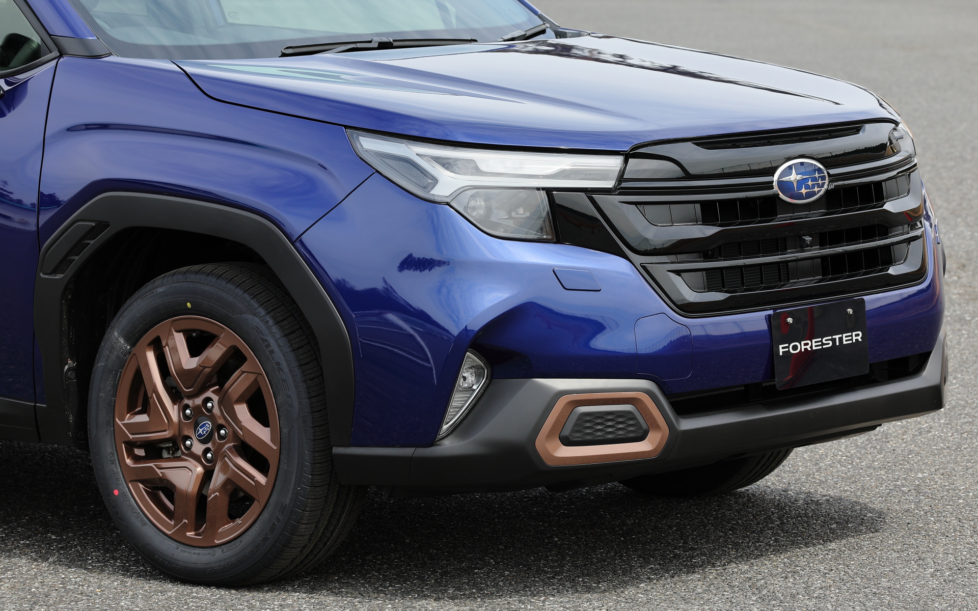 SPORTはアクセントにブロンズカラーを採用。装着する18インチアルミホイールはスバルらしいブロンズのカラーホイール