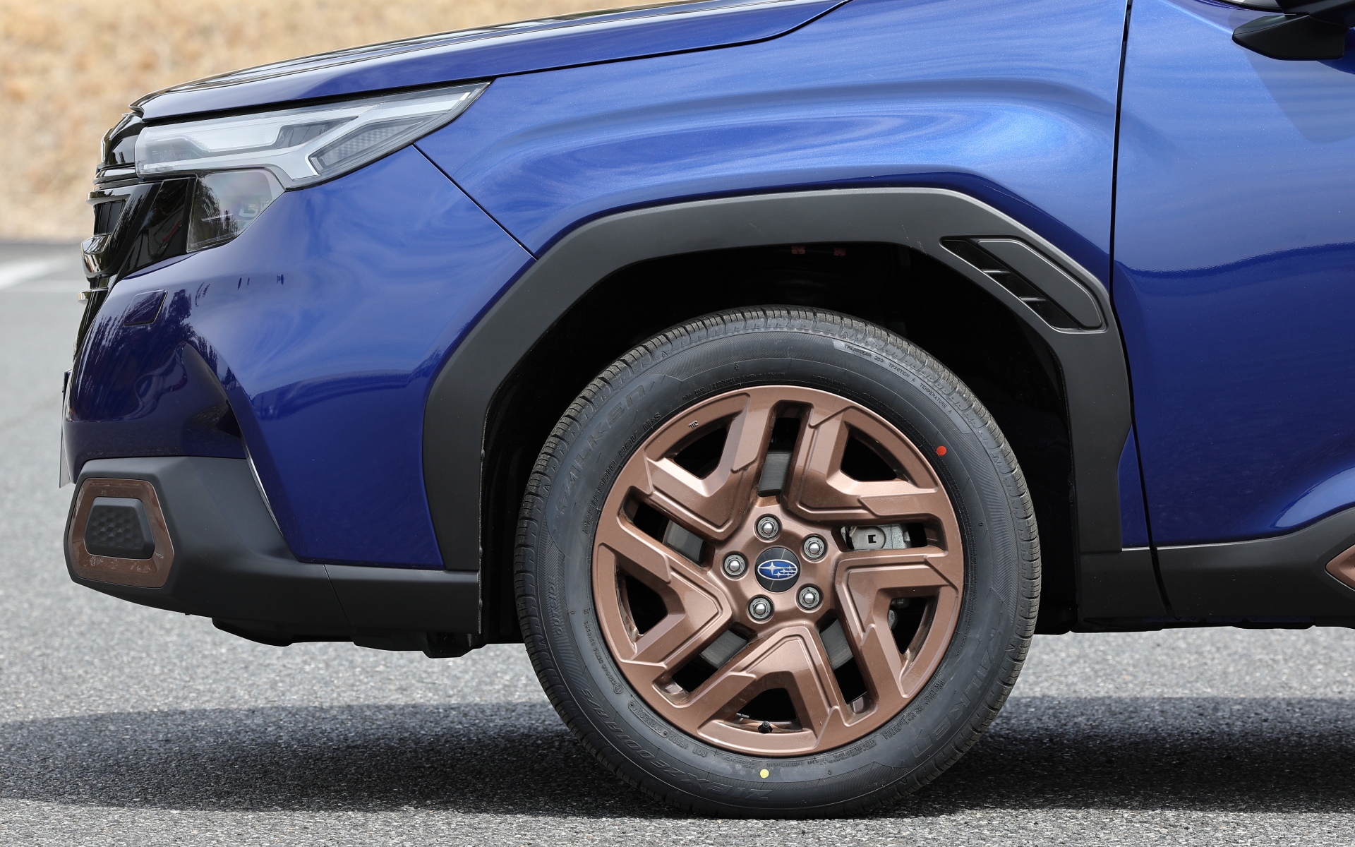 SPORTはアクセントにブロンズカラーを採用。装着する18インチアルミホイールはスバルらしいブロンズのカラーホイール