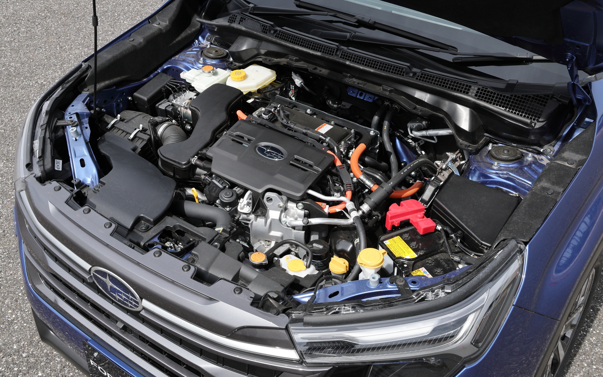 新型フォレスターに新搭載となるストロングハイブリッドパワートレーンは、最高出力118kW(160PS)/5600rpm、最大トルク209Nm(21.3kgfm)/4000-4400rpmを発生する水平対向4気筒DOHC 2.5リッター直噴エンジンと、最大出力88kW(119.6PS)、最大トルク270Nm(27.5kgfm)を発生する「MC2」モーターを組み合わせる。リチウムイオン電池の容量は4.3Ahで、WLTCモード燃費はPremiumで18.4km/L、X-BREAKで18.8km/L(数値は全てプロトタイプ値)