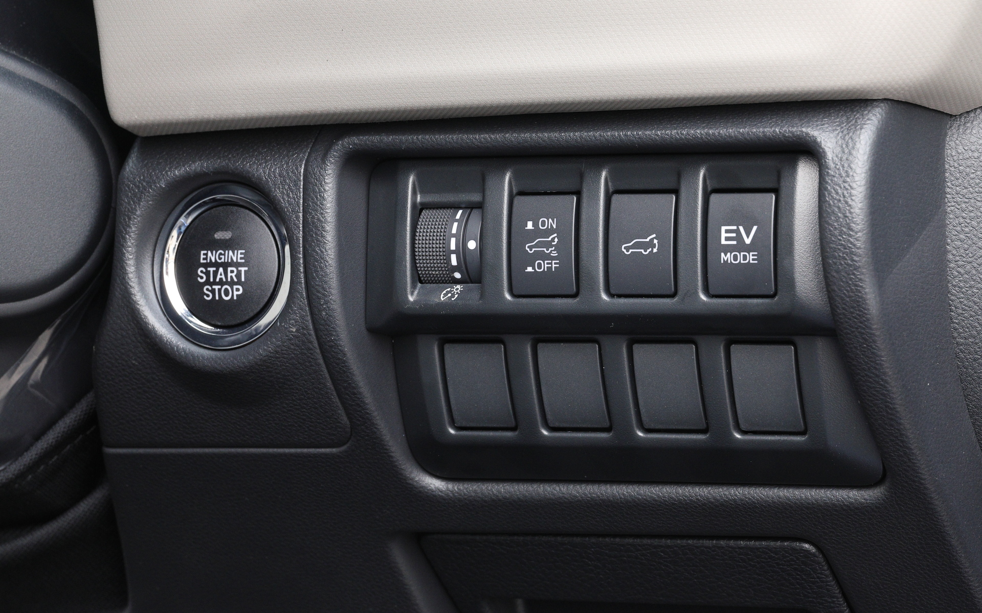 新型フォレスター Premium EX（プロトタイプ）のインパネ。ステアリングコラム右側にはプッシュスタートボタンがあり、その横にEV MODEボタンなどを配置している