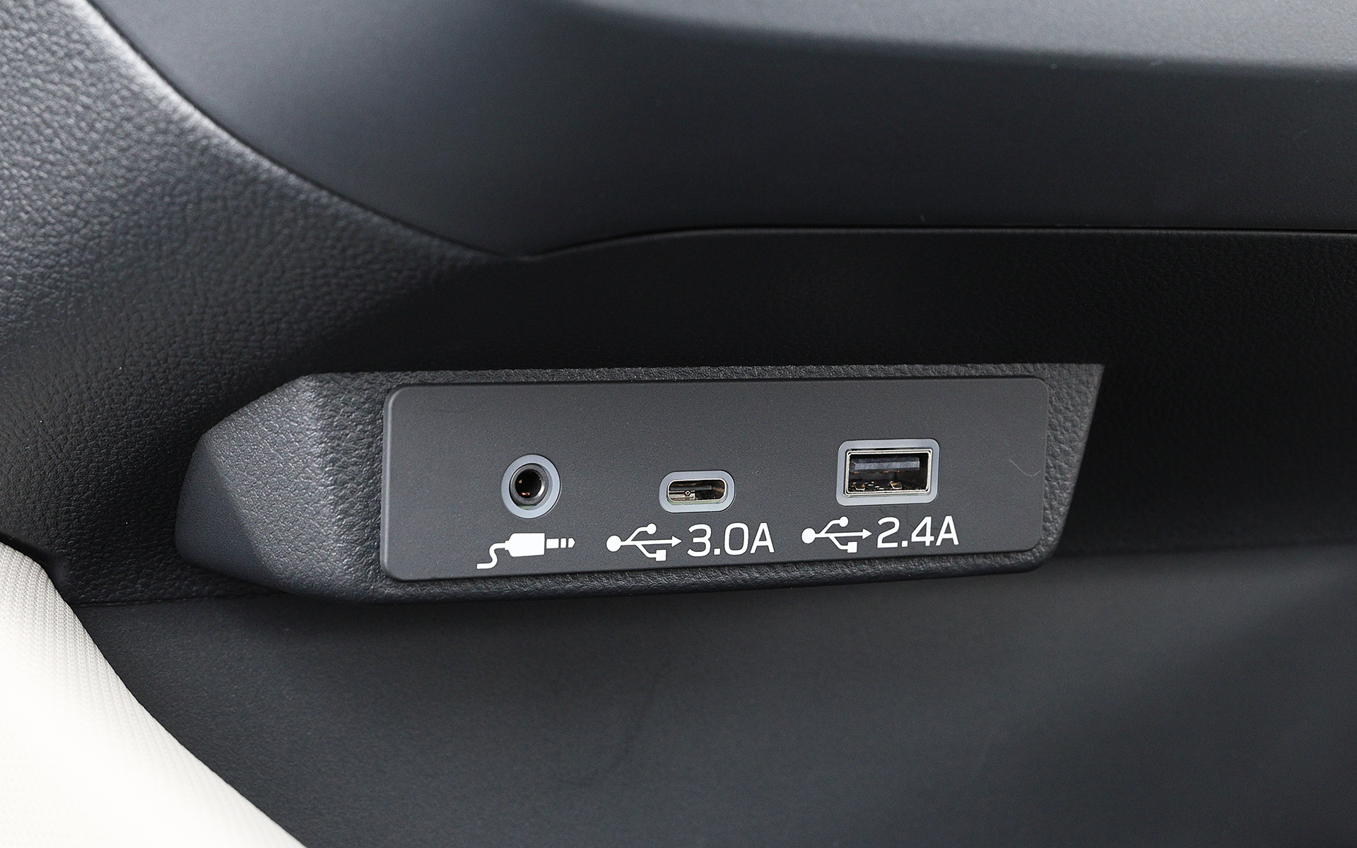 AUX端子やUSBポートは夜間でも視認しやすいよう照明付きになっている。ポートの下部にはスマートフォンのワイヤレス充電器を標準で採用