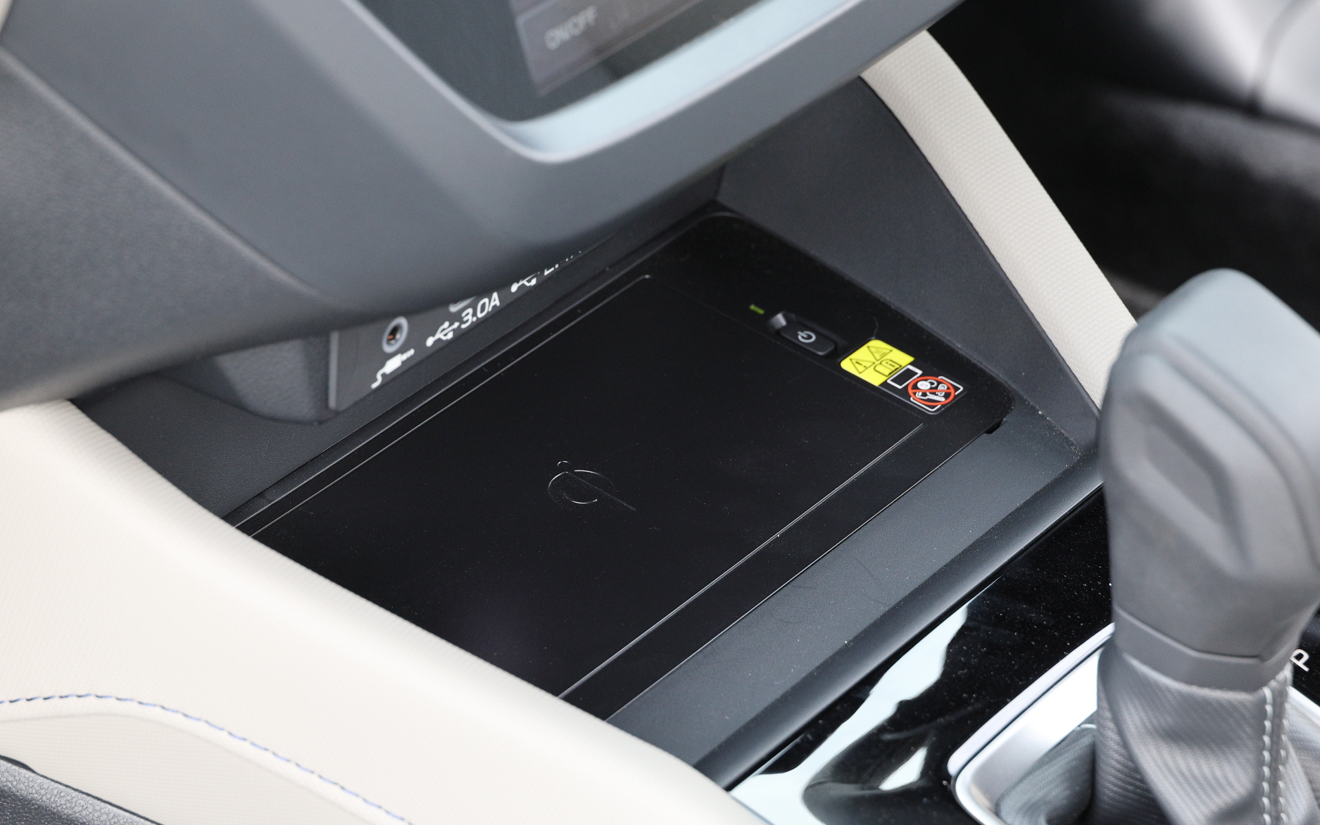 AUX端子やUSBポートは夜間でも視認しやすいよう照明付きになっている。ポートの下部にはスマートフォンのワイヤレス充電器を標準で採用