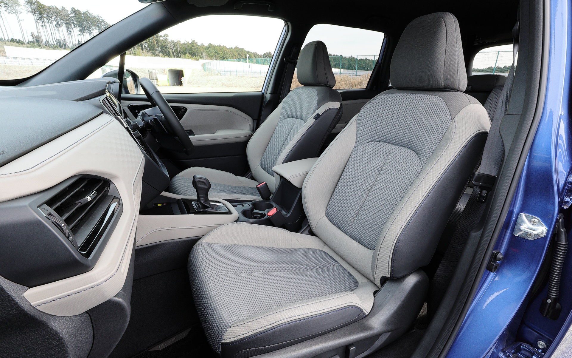 新型フォレスター Premium EX（プロトタイプ）のシート。表皮は撥水ファブリック/撥水トリコット（グレー/プラチナ/ブルーステッチ）