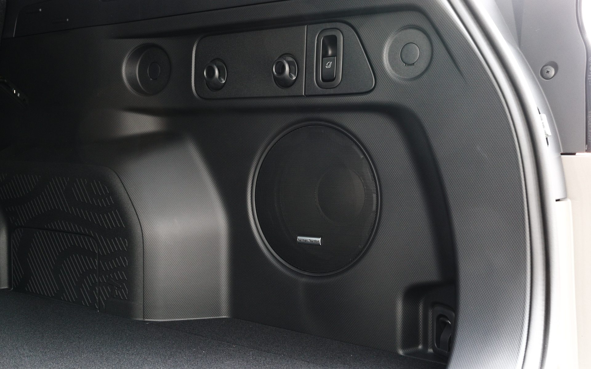 国内の自動車ブランドとして唯一Harman Kardonを採用。新型フォレスターでは新しくサブウーファーが追加された