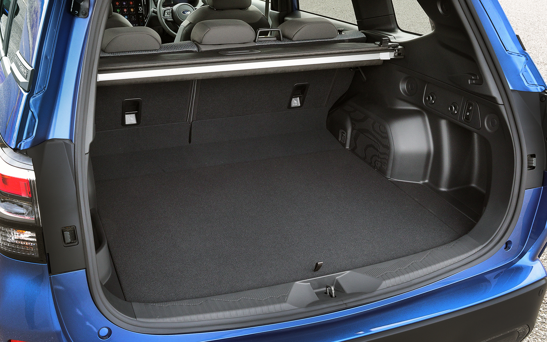 新型フォレスター Premium EX（プロトタイプ）のラゲッジ。サブトランクを含めた荷室容量はVDA方式で485Lを確保する